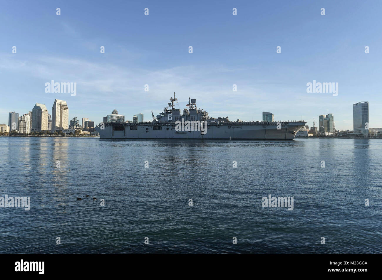 SAN DIEGO (feb. 2, 2018) l'assalto anfibio nave USS America (LHA 6) transita per la Baia di San Diego mentre ritornando alla sua base navale di San Diego homeport seguendo il loro primo spiegamento operativo. America, parte dell'America anfibio gruppo pronto, con avviato xv Marine Expeditionary Unit, è di ritorno da una regolare distribuzione programmata per il Pacifico occidentale e nel Medio Oriente. Gli Stati Uniti Marina ha pattugliato l'Indo-Pacifico regione di routine per più di 70 anni di promozione della pace e della sicurezza. (U.S. Navy Foto Stock