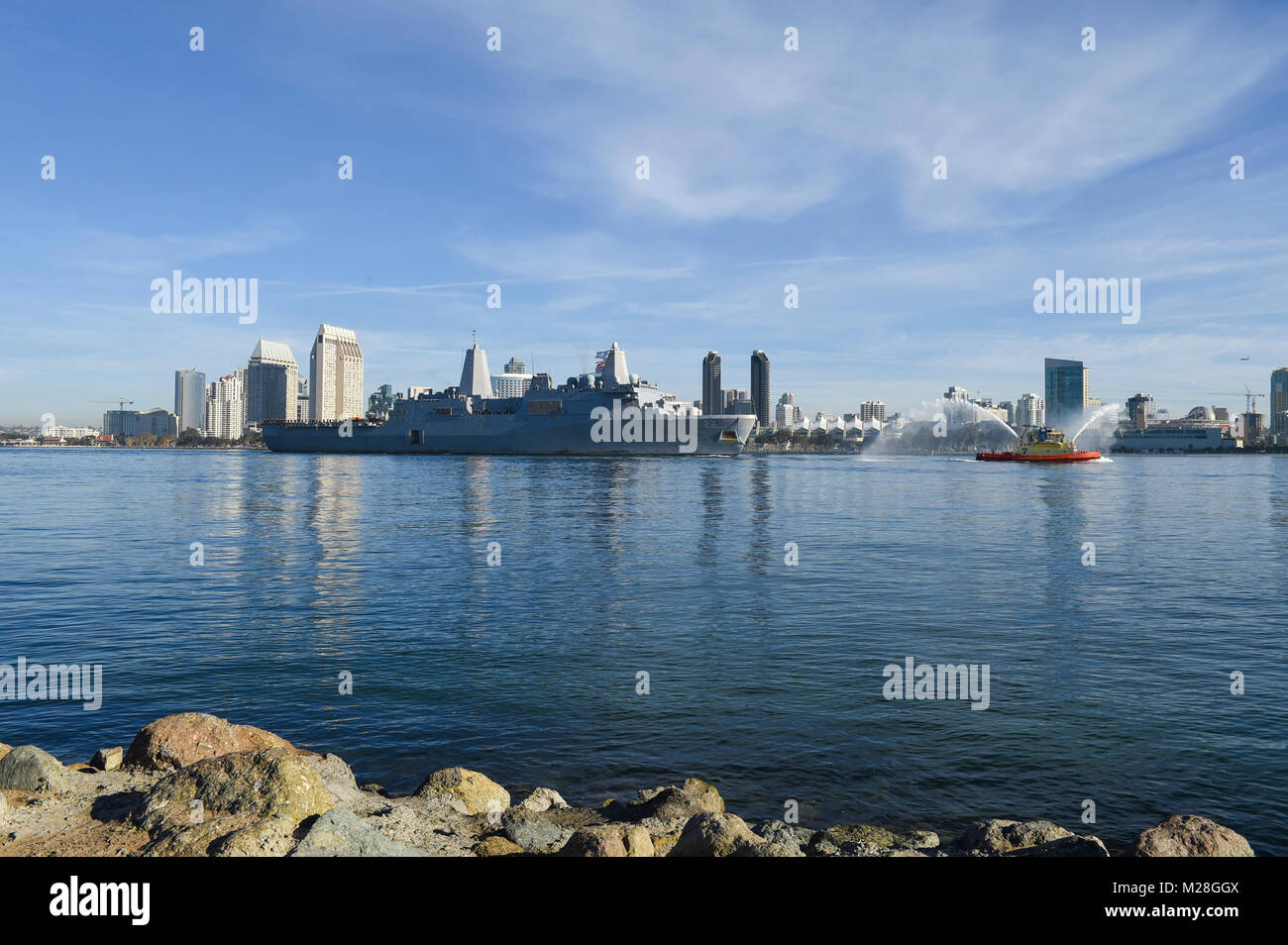 SAN DIEGO (feb. 2, 2018) Il trasporto anfibio dock nave USS San Diego (LPD 22) transita per la Baia di San Diego mentre ritornando alla sua base navale di San Diego homeport seguendo il loro primo spiegamento operativo. America, parte dell'America anfibio gruppo pronto, con avviato xv Marine Expeditionary Unit, è di ritorno da una regolare distribuzione programmata per il Pacifico occidentale e nel Medio Oriente. Gli Stati Uniti Marina ha pattugliato l'Indo-Pacifico regione di routine per più di 70 anni di promozione della pace e della sicurezza. (U.S. Navy Foto Stock
