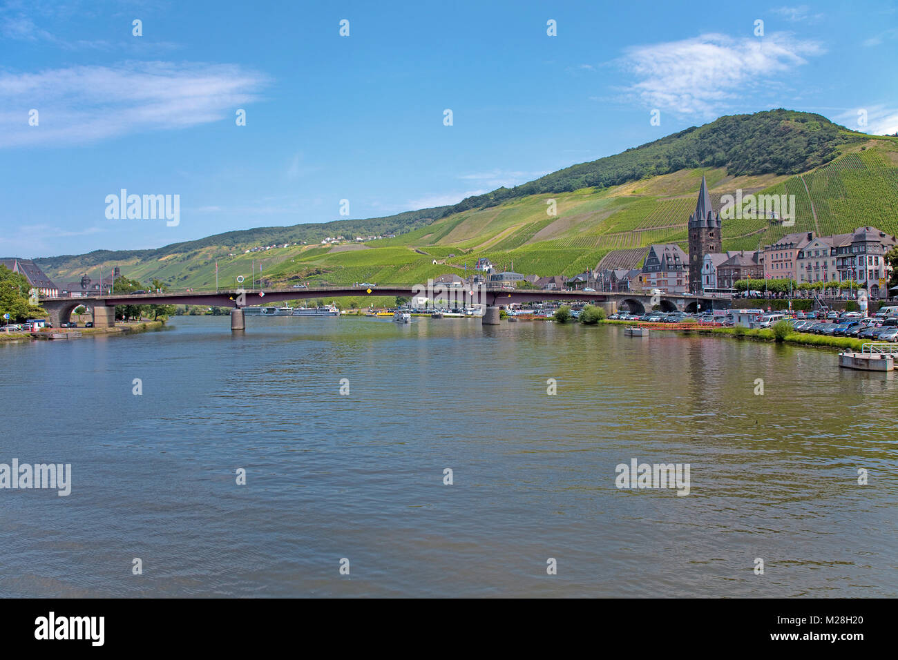 Ponte della Mosella al villaggio del vino Bernkastel-Kues, Mosella, Renania-Palatinato, Germania, Europa Foto Stock