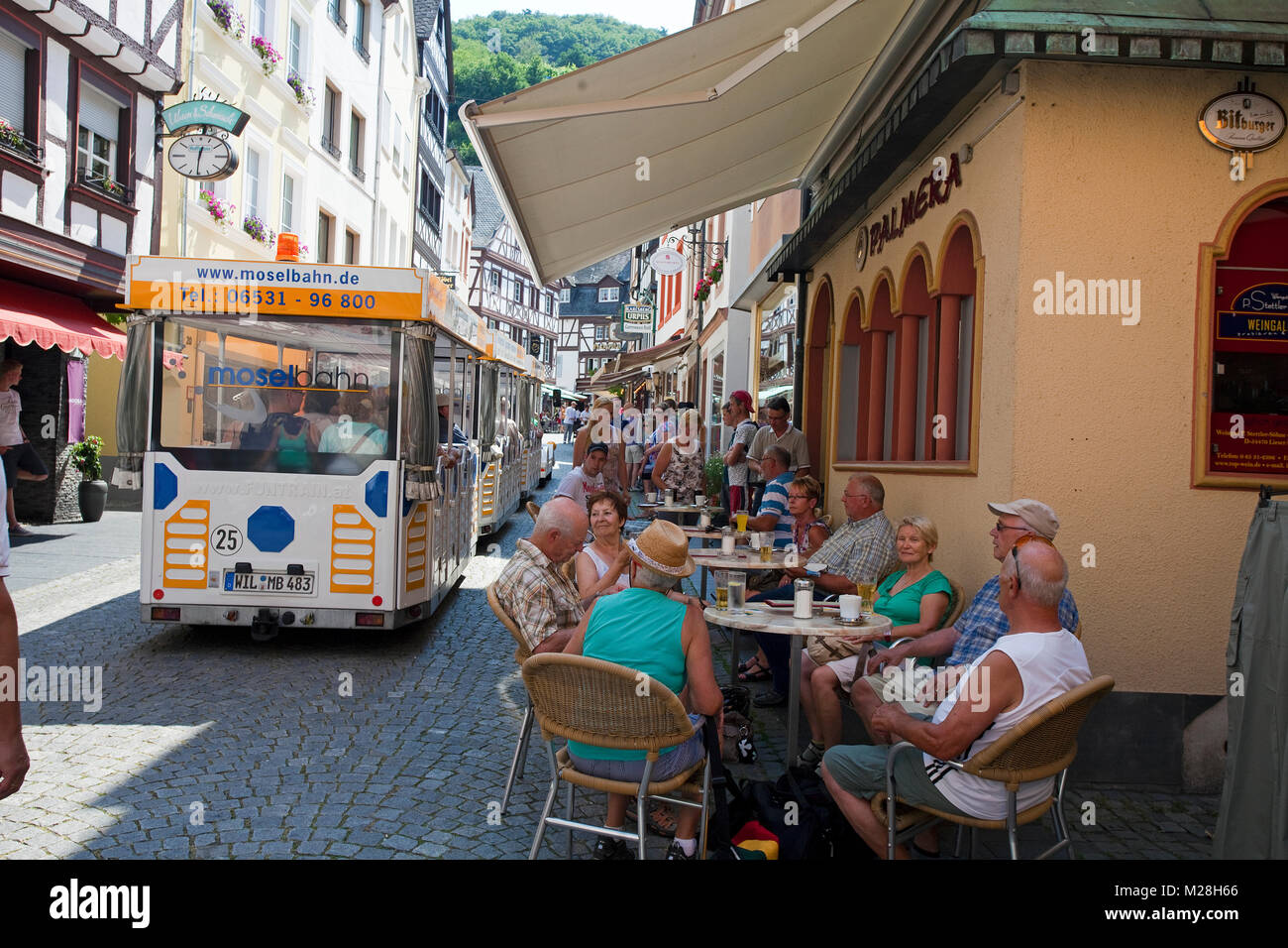 Treno turistico e di gastronomia presso l'area pedonale, città vecchia, Bernkastel-Kues, Mosella, Renania-Palatinato, Germania, Europa Foto Stock