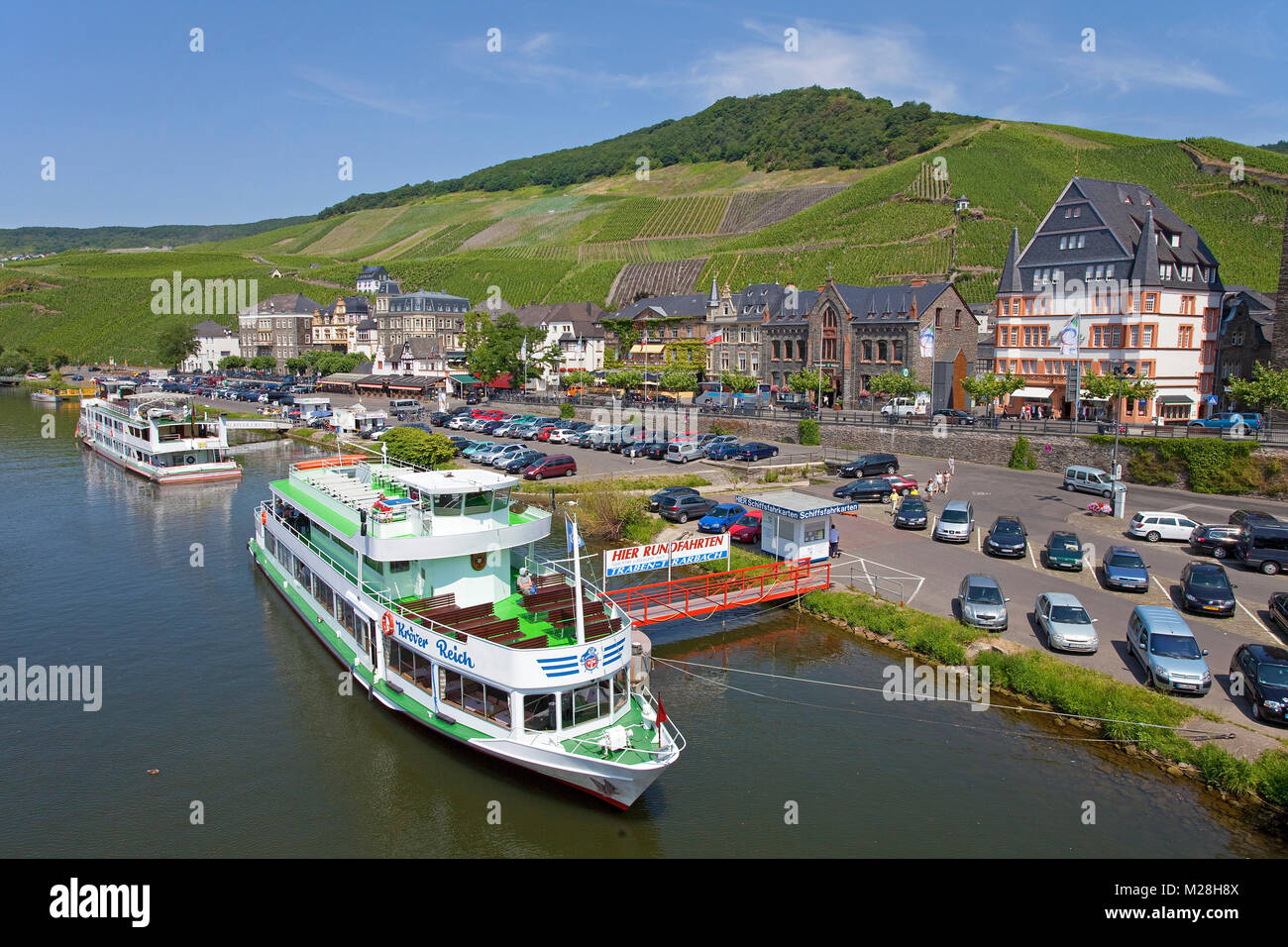 Escursione nave presso il lungofiume del villaggio del vino Bernkastel-Kues, Mosella, Renania-Palatinato, Germania, Europa Foto Stock
