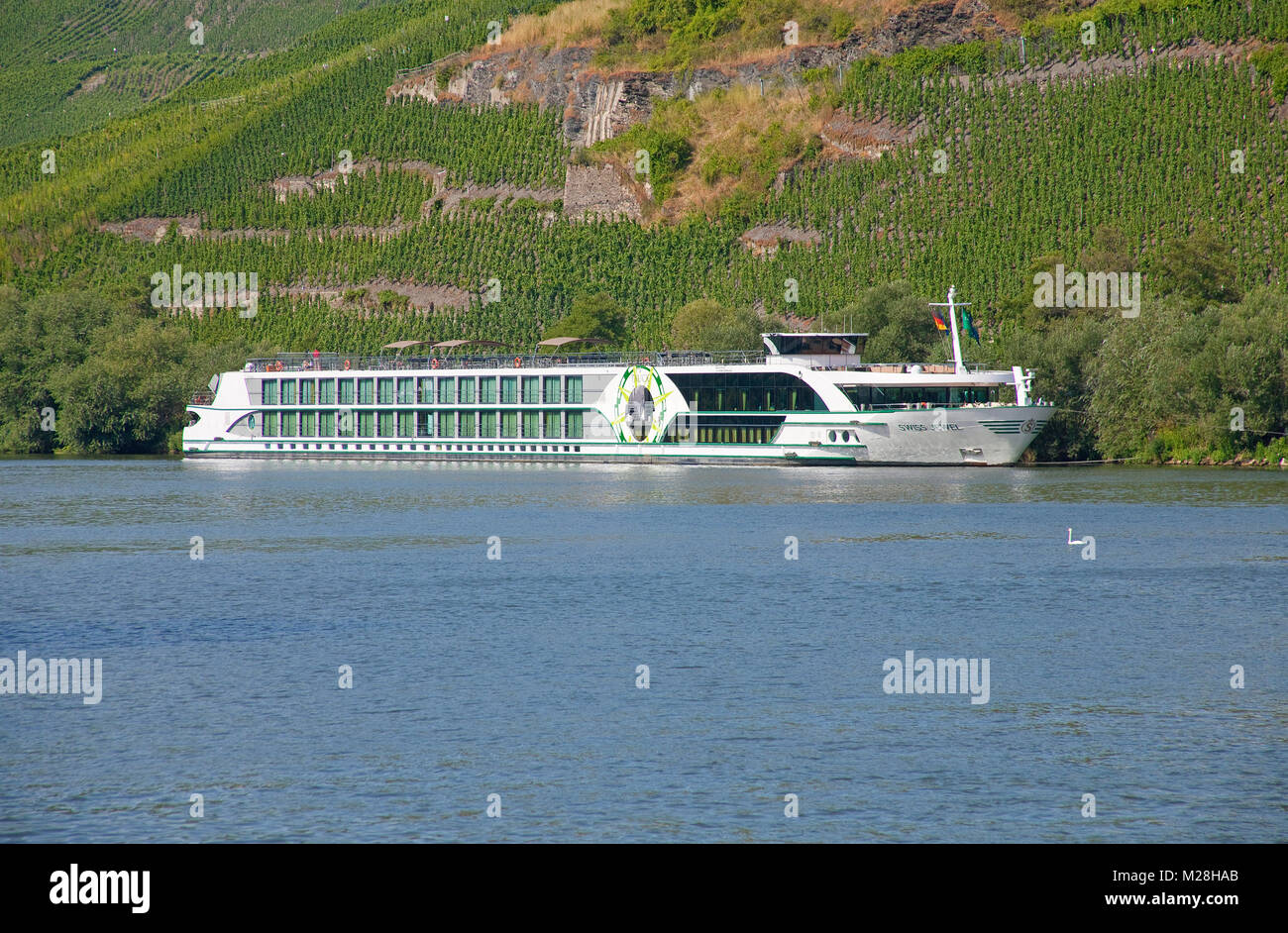 Fiume nave da crociera a Bernkastel-Kues, Mosella, Renania-Palatinato, Germania, Europa Foto Stock