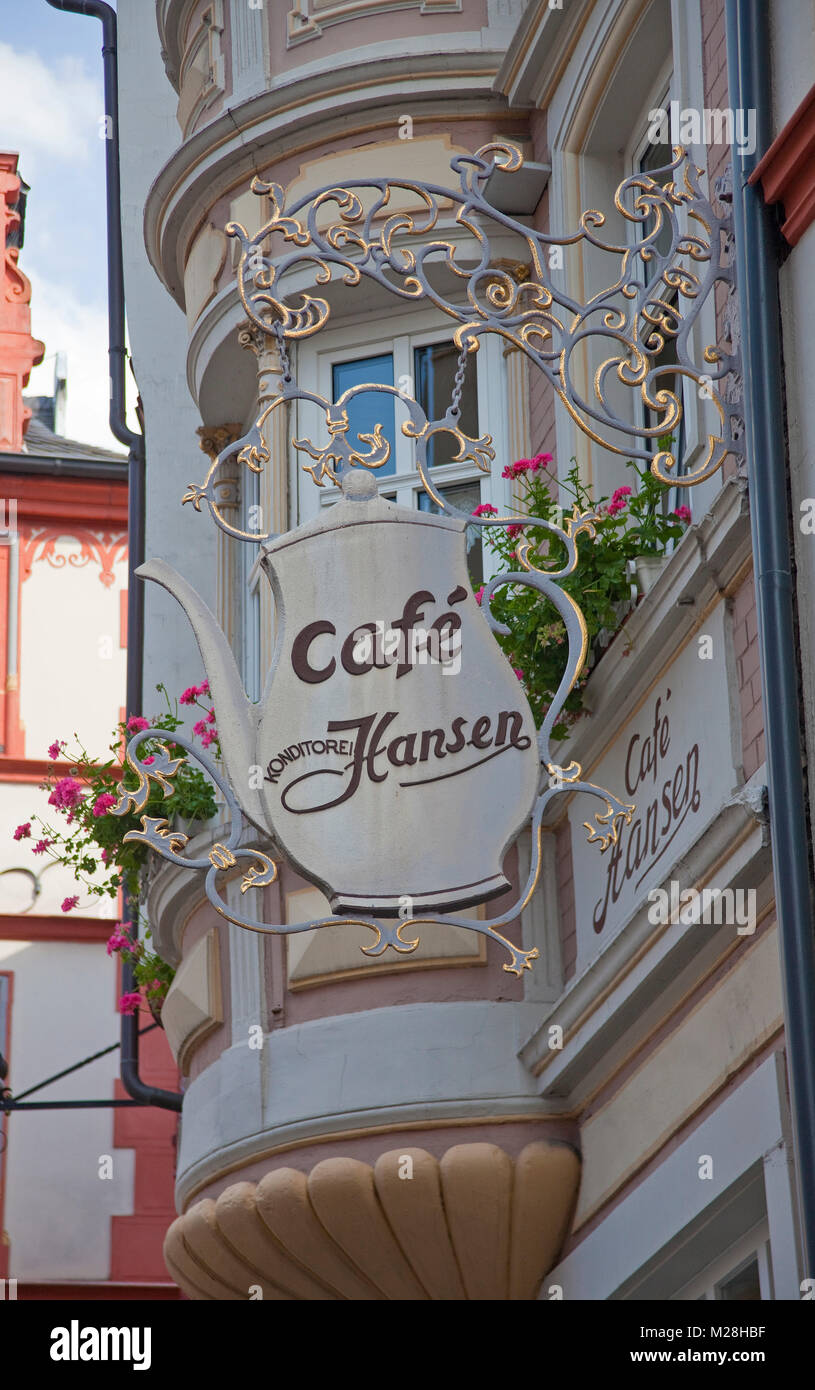 Ornati in segno di una locanda Cafe Hansen, la città vecchia di Bernkastel-Kues, Mosella, Renania-Palatinato, Germania, Europa Foto Stock