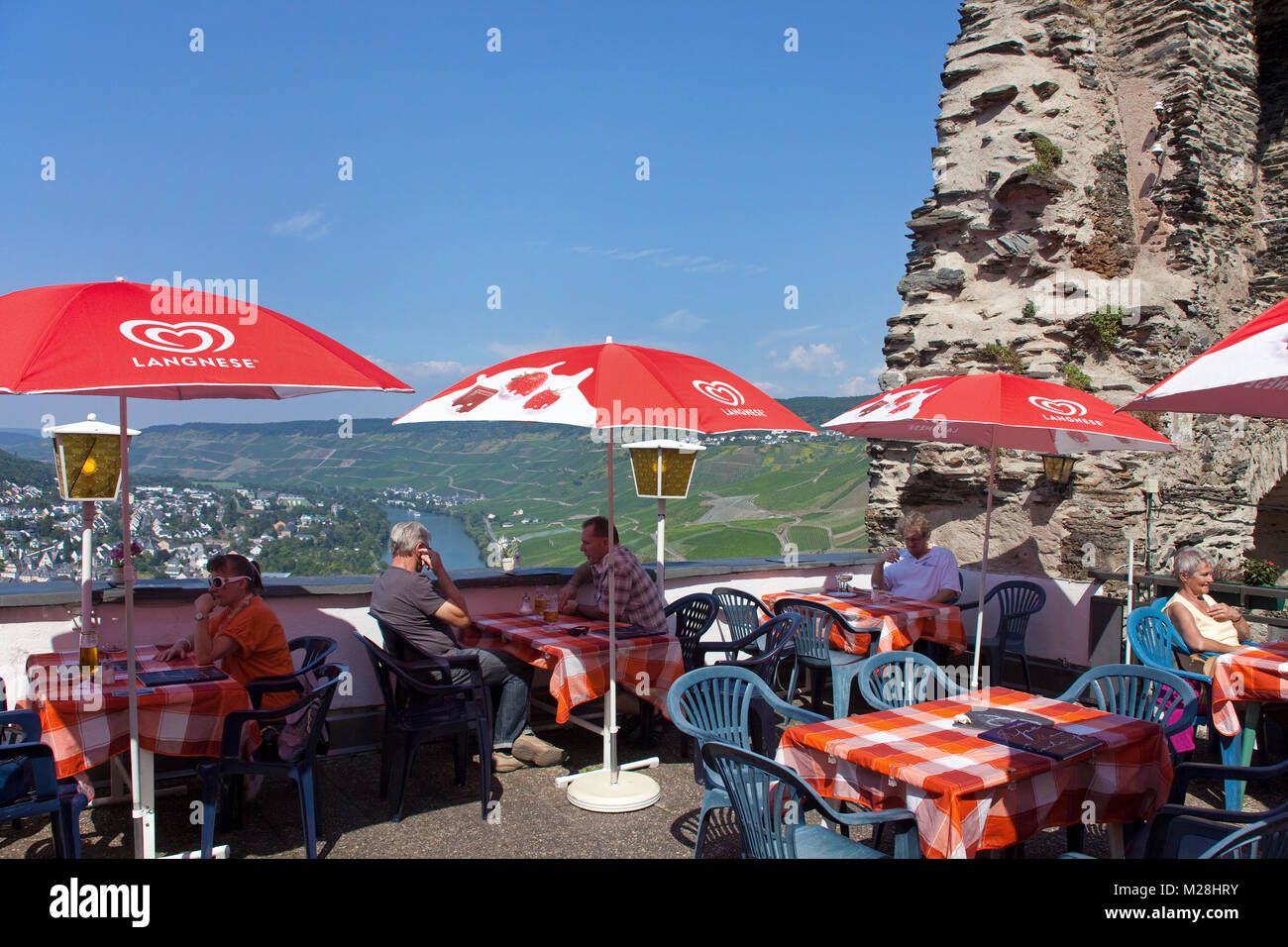 Al di fuori di gastronomia presso il castello di Landshut, Bernkastel-Kues, della Mosella, sul fiume Mosella, Renania-Palatinato, Germania, Europa Foto Stock