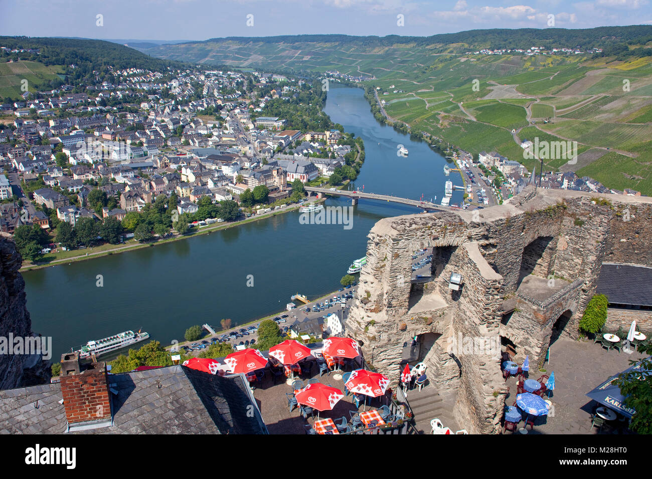 Vista dal castello Landshut su Bernkastel-Kues e Mosella, Renania-Palatinato, Germania, Europa Foto Stock