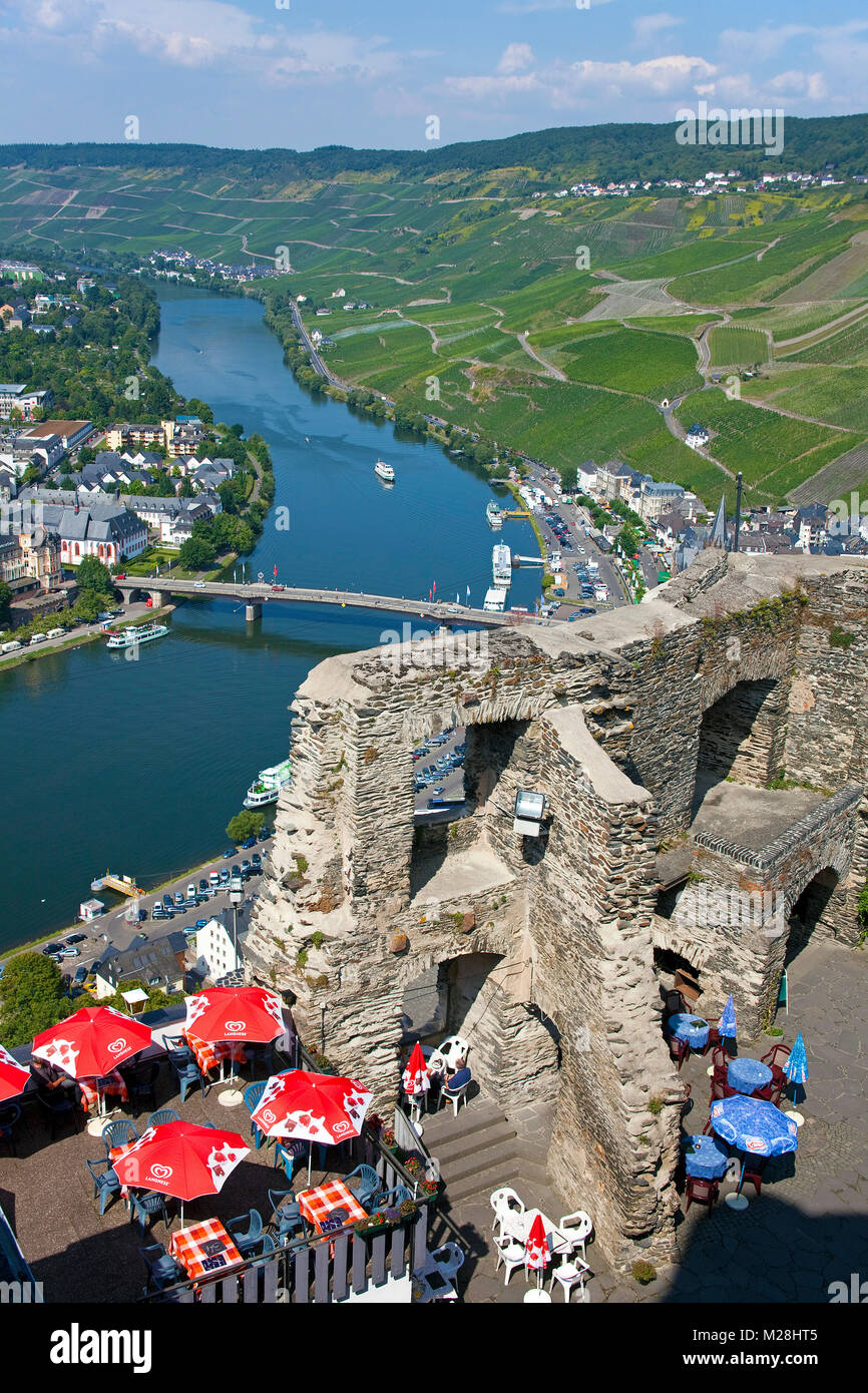 Vista dal castello Landshut su Bernkastel-Kues e Mosella, Renania-Palatinato, Germania, Europa Foto Stock