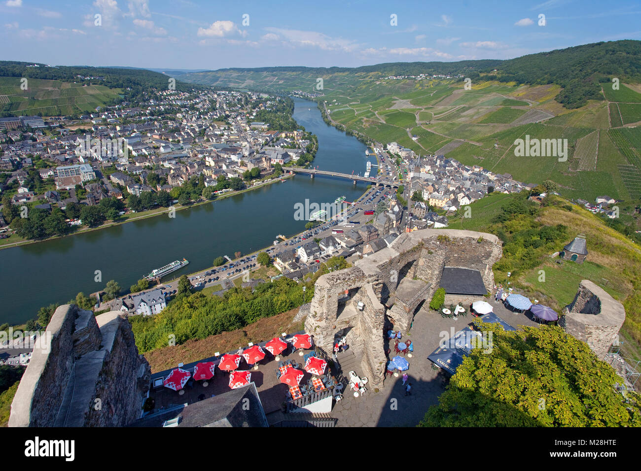 Vista dal castello Landshut su Bernkastel-Kues e Mosella, Renania-Palatinato, Germania, Europa Foto Stock