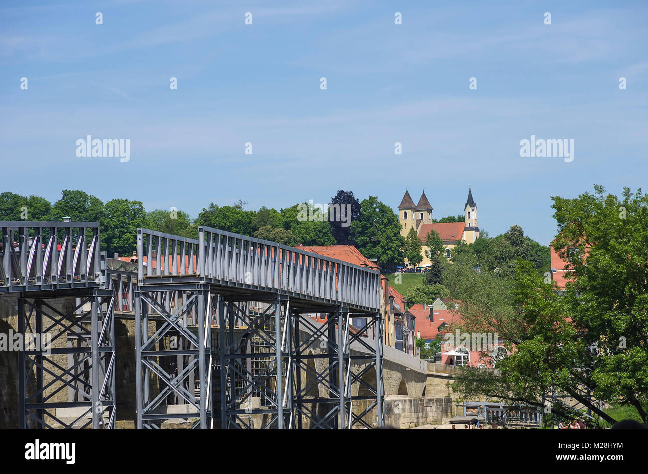Vista del ponte di pietra (Steinerne Brücke) e la Chiesa della Trinità (Dreifaltigkeitskirche) in Regensburg, Baviera, Germania. Foto Stock
