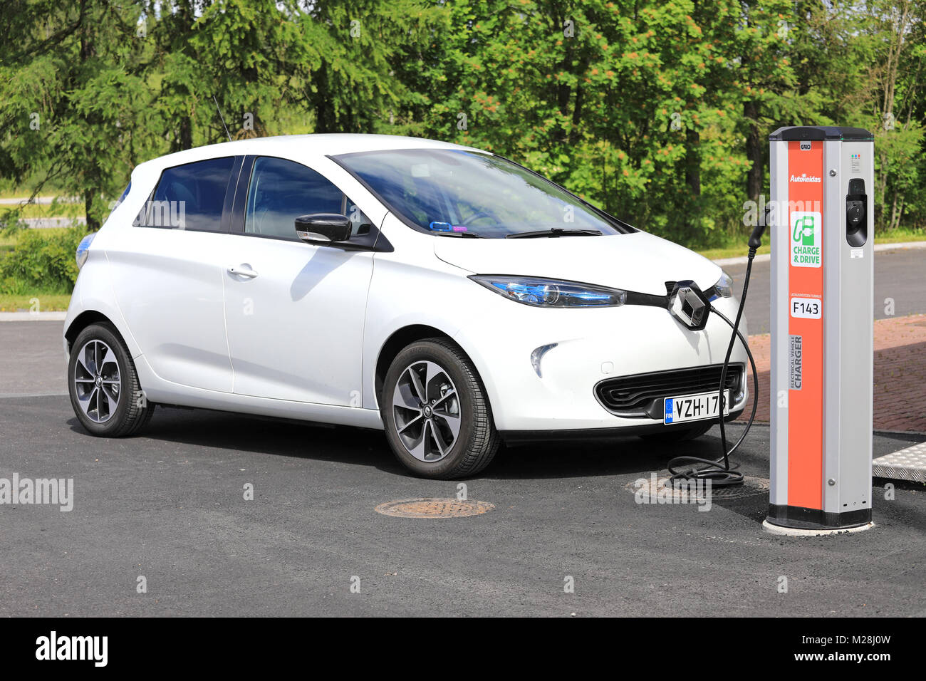 FORSSA, Finlandia - 23 giugno 2017: Bianco Renault Zoe ZE 40 auto elettrica è in fase di ricarica batteria presso una stazione di servizio. Foto Stock