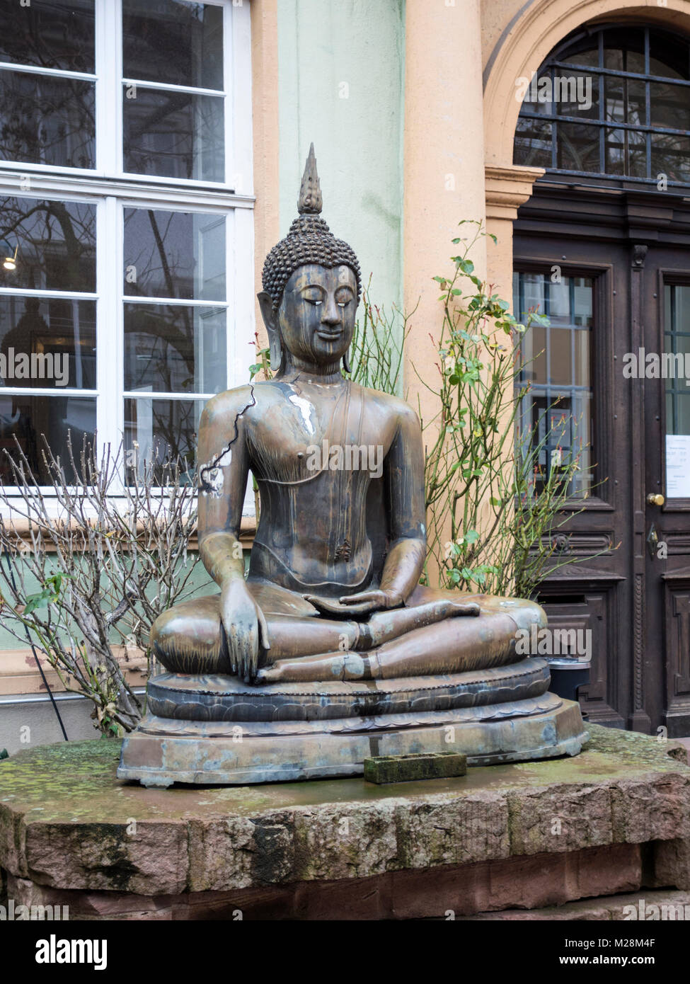 Statua del Buddha di fronte al museo etnologico Heidelberg Foto Stock