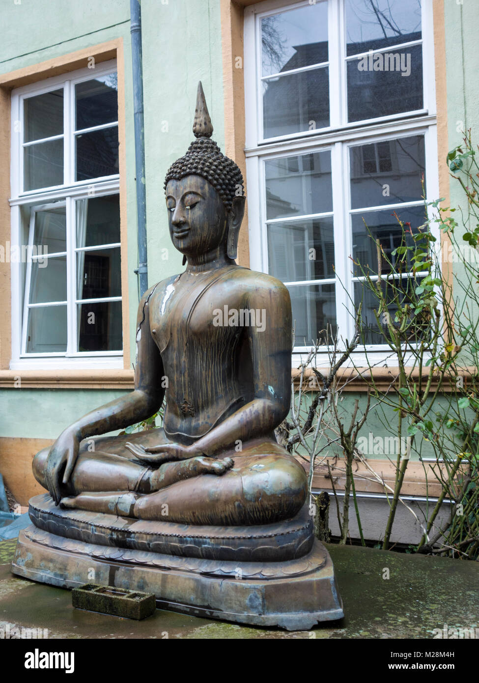 Statua del Buddha di fronte al museo etnologico Heidelberg Foto Stock