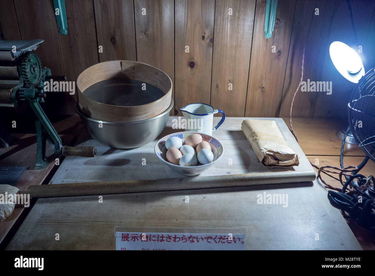 Un modello di replica di Momofuku Ando alla creazione del primo istante ramen noodle Foto Stock