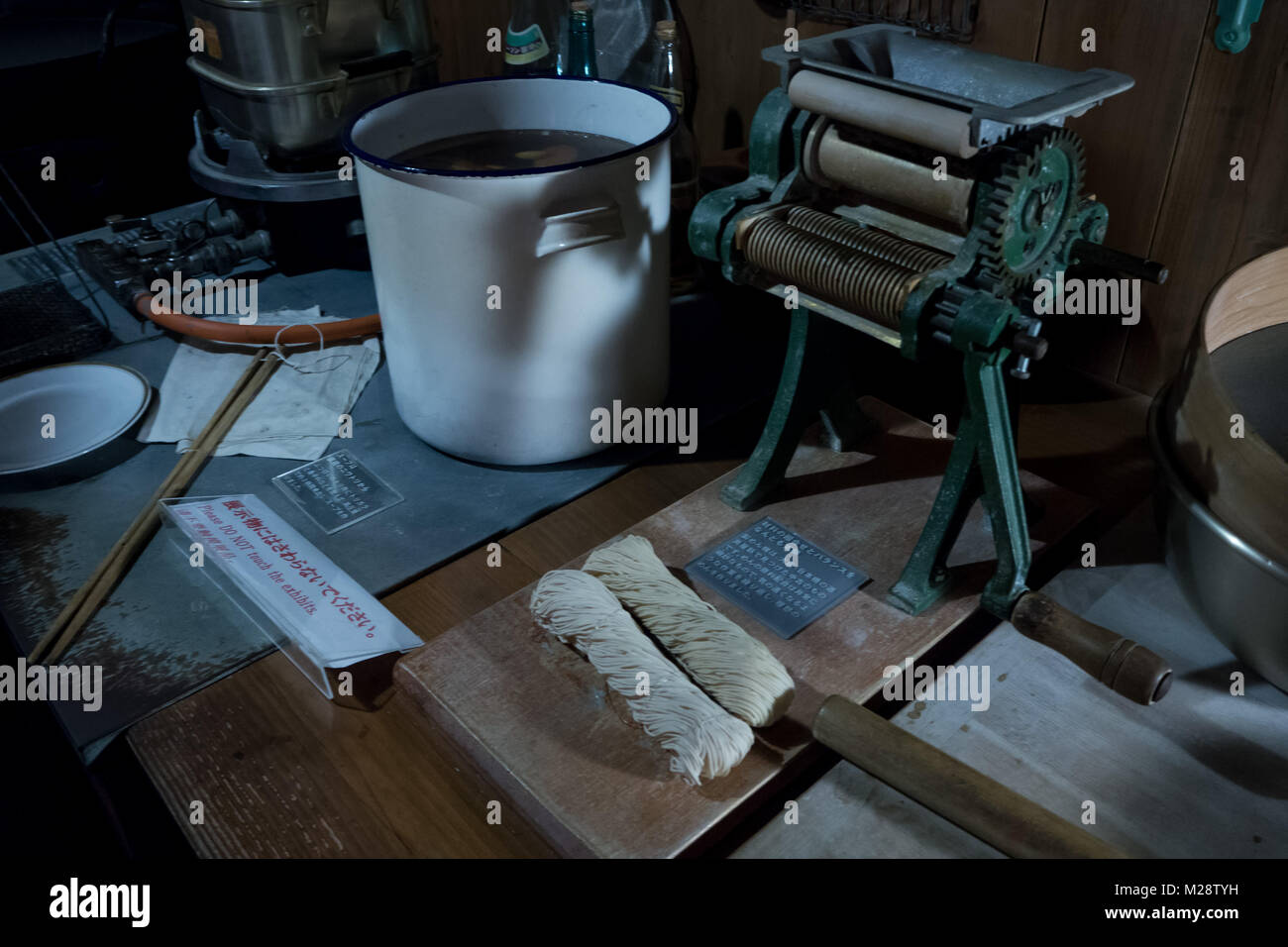 Un modello di replica di Momofuku Ando alla creazione del primo istante ramen noodle Foto Stock