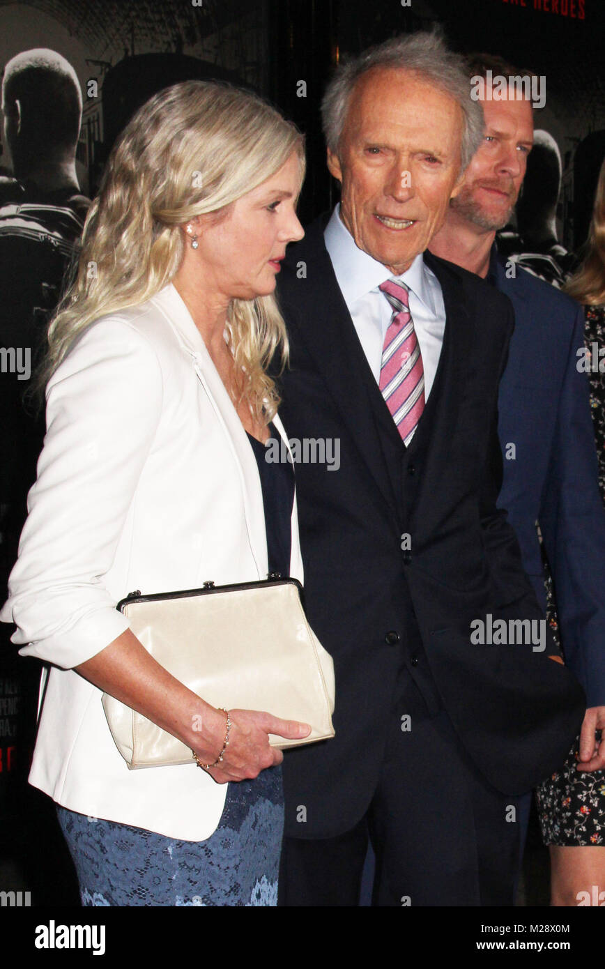 Burbank, in California, Stati Uniti d'America. 5 febbraio, 2018. Christina Sandera, Clint Eastwood 02/05/2018 La prima mondiale di "15:17 a Parigi" tenutasi presso il SJR teatro a Warner Bros Studios di Burbank, CA Foto di Izumi Hasegawa / HollywoodNewsWire.co Credito: Hollywood News filo Inc./Alamy Live News Foto Stock