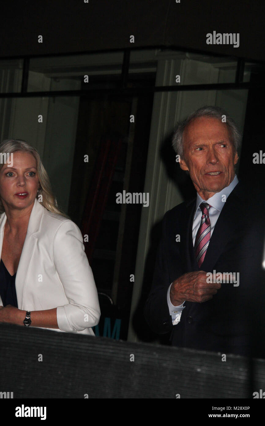 Burbank, in California, Stati Uniti d'America. 5 febbraio, 2018. Christina Sandera, Clint Eastwood 02/05/2018 La prima mondiale di "15:17 a Parigi" tenutasi presso il SJR teatro a Warner Bros Studios di Burbank, CA Foto di Izumi Hasegawa / HollywoodNewsWire.co Credito: Hollywood News filo Inc./Alamy Live News Foto Stock