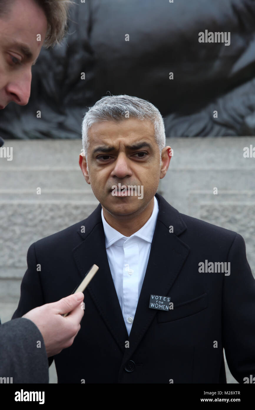 Londra, UK, 6 Febbraio 2018,il sindaco di Londra, Sadiq Khan, ha annunciato i piani per una speciale esibizione pubblica in Trafalgar Square come parte del suo #BehindEveryGreatCity campagna per il centenario della prima donna nel Regno Unito che fissano il diritto di voto. Il appositamente commissionati mostra aperta oggi sulla storica del 6 febbraio anniversario, che segna i cento anni del 1918 la rappresentanza popolare atto è stata passata. Questo è stato un punto di riferimento vittoria che ha dato il primo alle donne il diritto di voto ed è stato superato grazie alla campagna di suffragists e suffragettes.Credit: Keith Larby Foto Stock