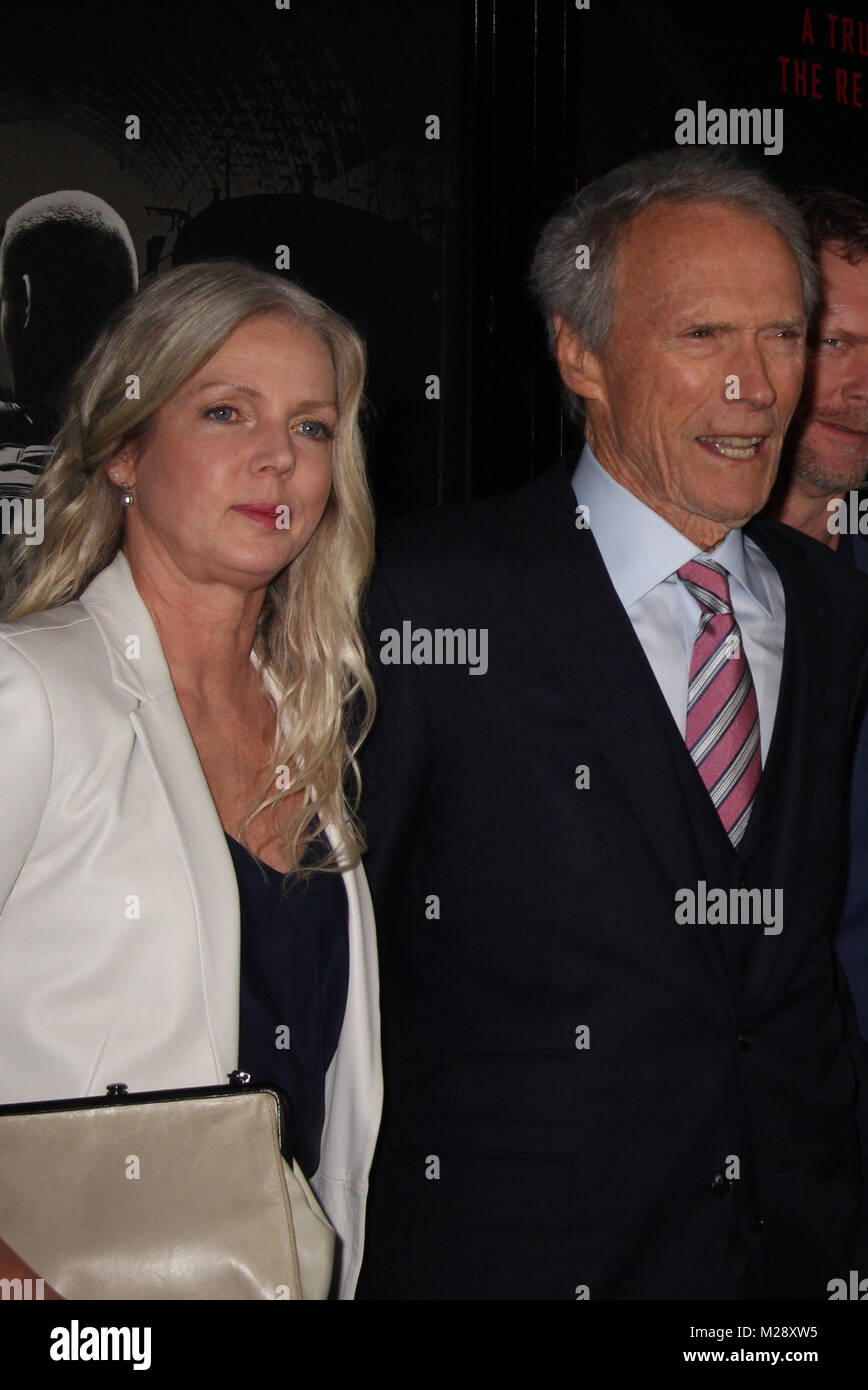 Burbank, in California, Stati Uniti d'America. 5 febbraio, 2018. Christina Sandera, Clint Eastwood 02/05/2018 La prima mondiale di "15:17 a Parigi" tenutasi presso il SJR teatro a Warner Bros Studios di Burbank, CA Foto: Cronos/Hollywood News Credito: Cronos/Alamy Live News Foto Stock