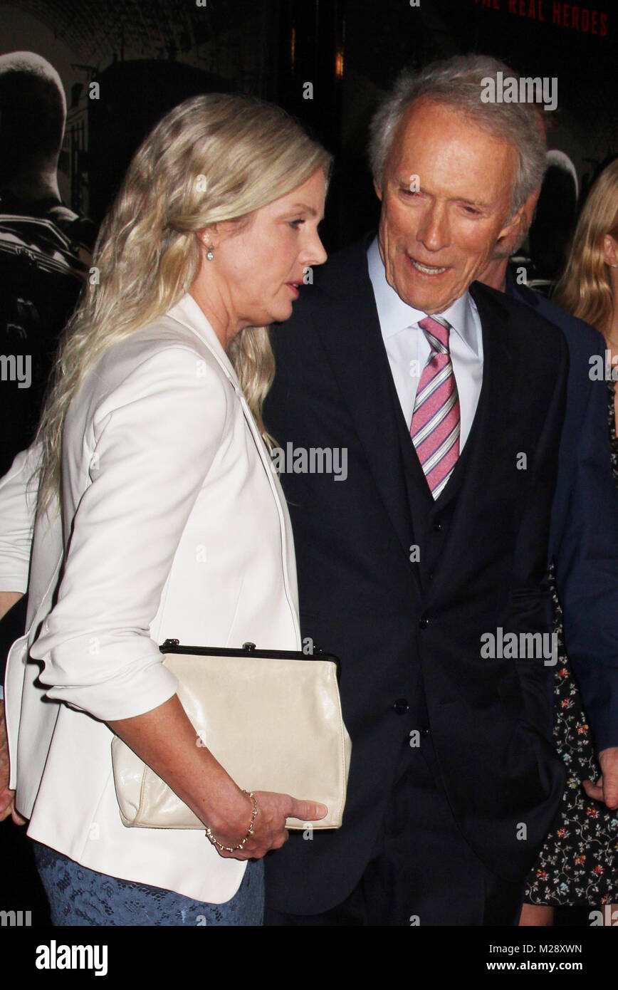 Burbank, in California, Stati Uniti d'America. 5 febbraio, 2018. Christina Sandera, Clint Eastwood 02/05/2018 La prima mondiale di "15:17 a Parigi" tenutasi presso il SJR teatro a Warner Bros Studios di Burbank, CA Foto: Cronos/Hollywood News Credito: Cronos/Alamy Live News Foto Stock