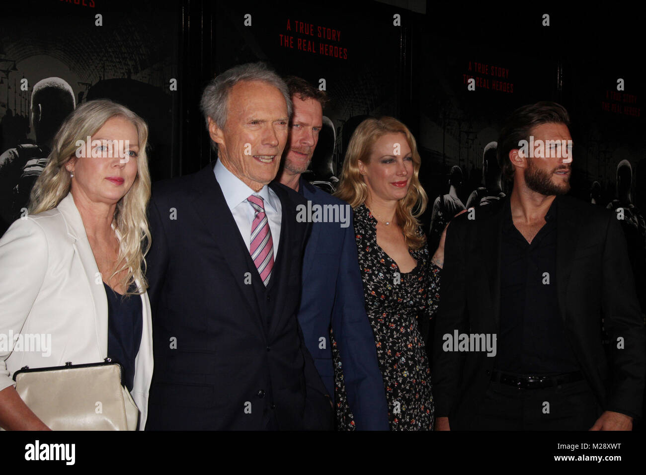 Burbank, in California, Stati Uniti d'America. 5 febbraio, 2018. Christina Sandera, Clint Eastwood 02/05/2018 La prima mondiale di "15:17 a Parigi" tenutasi presso il SJR teatro a Warner Bros Studios di Burbank, CA Foto: Cronos/Hollywood News Credito: Cronos/Alamy Live News Foto Stock