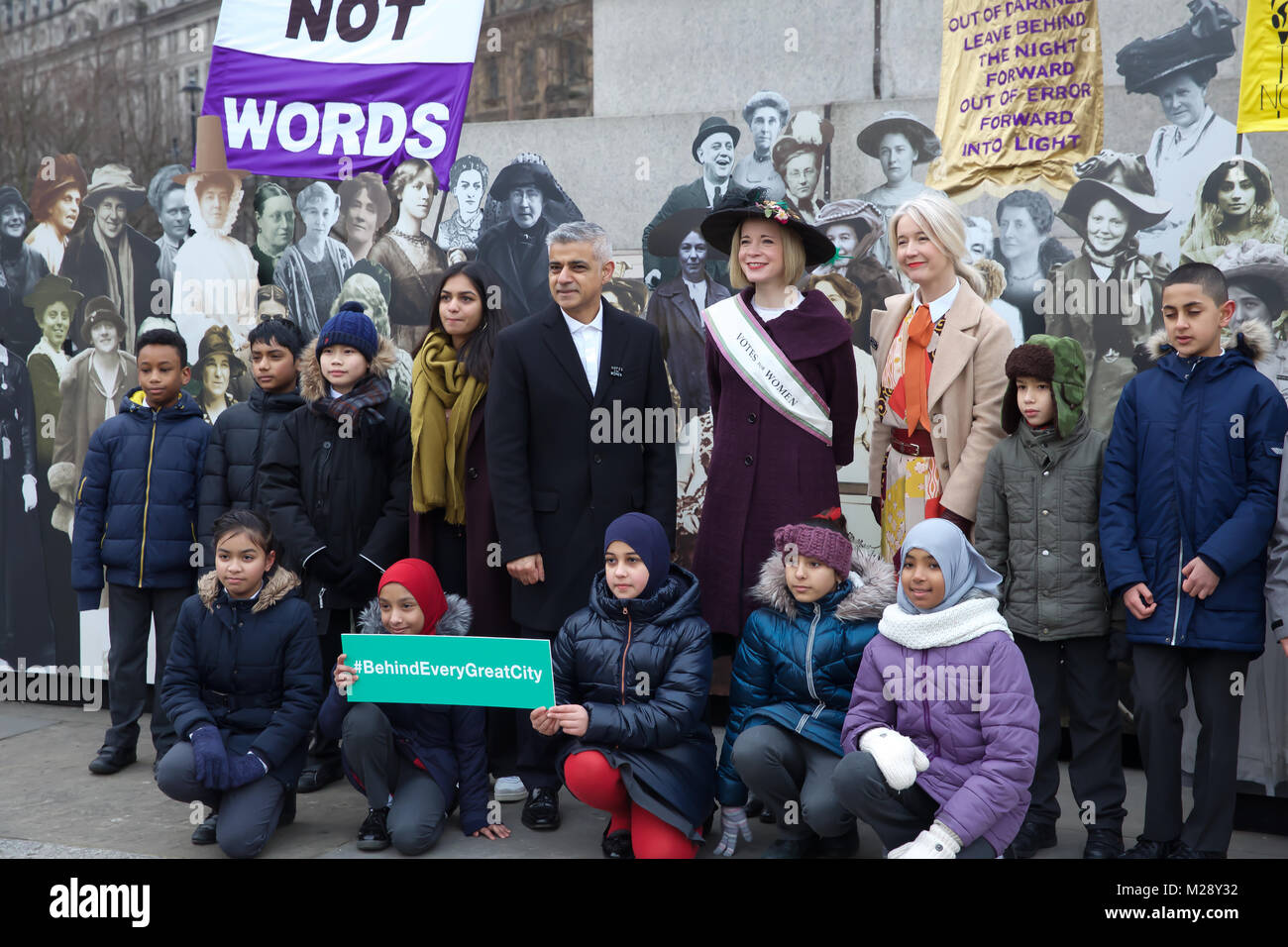 Londra, UK, 6 Febbraio 2018,il sindaco di Londra, Sadiq Khan, ha annunciato i piani per una speciale esibizione pubblica in Trafalgar Square come parte del suo #BehindEveryGreatCity campagna per il centenario della prima donna nel Regno Unito che fissano il diritto di voto. Il appositamente commissionati mostra aperta oggi sulla storica del 6 febbraio anniversario, che segna i cento anni del 1918 la rappresentanza popolare atto è stata passata. Questo è stato un punto di riferimento vittoria che ha dato il primo alle donne il diritto di voto ed è stato superato grazie alla campagna di suffragists e suffragettes.Credit: Keith Larby Foto Stock