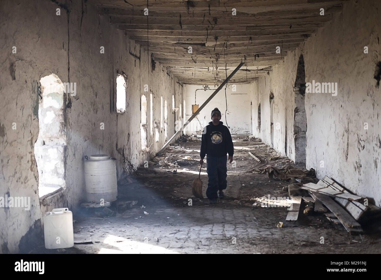 Horgos, Kanjiza, Serbia. 27th Jan, 2018. A migrant from Pakistan walks through the abandoned building he has taken shelter in, close to the Serbian - Hungarian border.Horgos is a village located in Kanjiza municipality, in the North Banat District of Serbia, less than 10km from the Serbian Ã Hungarian border. The Balkan route was officially closed over a year ago with Croatia and Hungary increasing border security which has led to migrants and refugees becoming stuck in Serbia. While the borders around Serbia have tightened there are still attempted border crossings every night. Migran Foto Stock