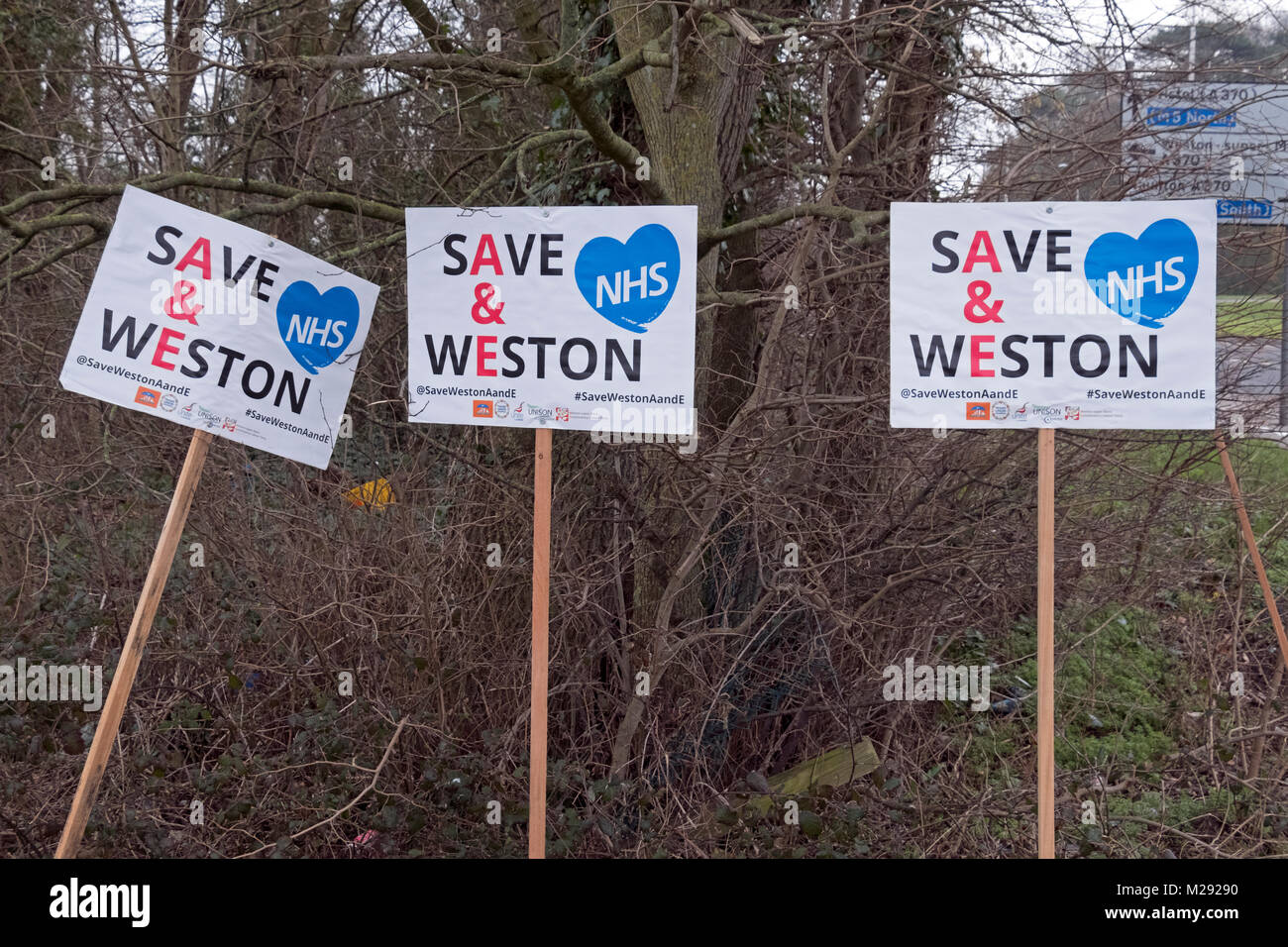 Weston-super-Mare, Regno Unito. Il 6 febbraio, 2018. I dimostranti protestano contro la chiusura durante la notte dell'incidente e dipartimento di emergenza a Weston General Hospital. Nonostante le rassicurazioni che la chiusura è solo una misura temporanea, essa è stata in vigore dal luglio 2017, e di una recente proposta di fusione tra Weston Area Health NHS Trust e ospedali universitari di Bristol NHS Foundation Trust ha creato un ulteriore fattore di incertezza circa il Weston Ospedale generale del futuro. Keith Ramsey/Alamy Live News Foto Stock