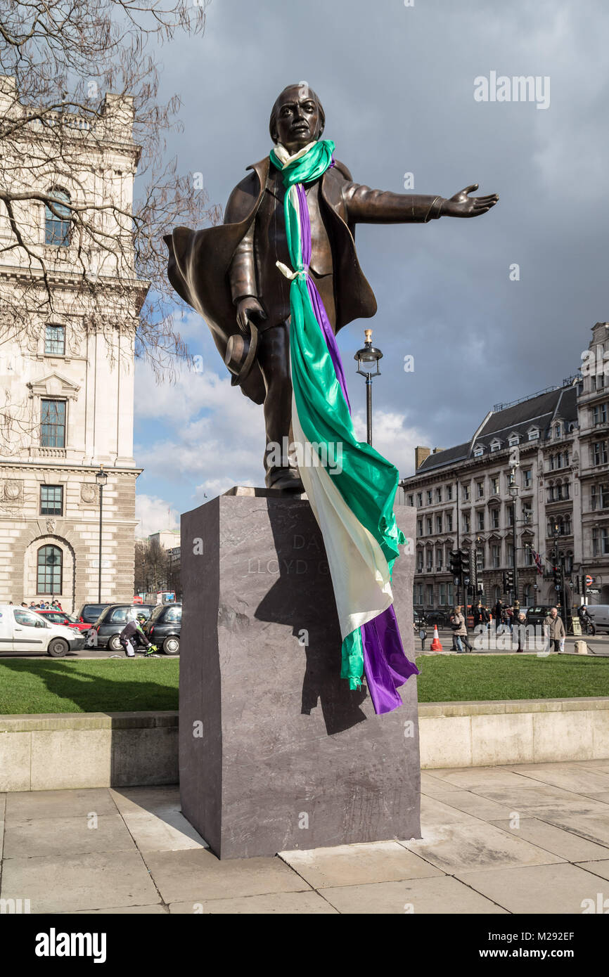 Londra, Regno Unito. 6 febbraio, 2018. Un movimento delle Suffragette banner è legato attorno al collo con la statua del David Lloyd George in piazza del Parlamento. Si tratta di cento anni la rappresentanza delle persone agiscono è stato superato, la concessione di alcune donne sopra i 30 nel Regno Unito il diritto di voto per la prima volta ma David Lloyd George è stato il Cancelliere dello Scacchiere che, al momento, in contrapposizione alle donne di ottenere il diritto di voto. Credito: Guy Corbishley/Alamy Live News Foto Stock