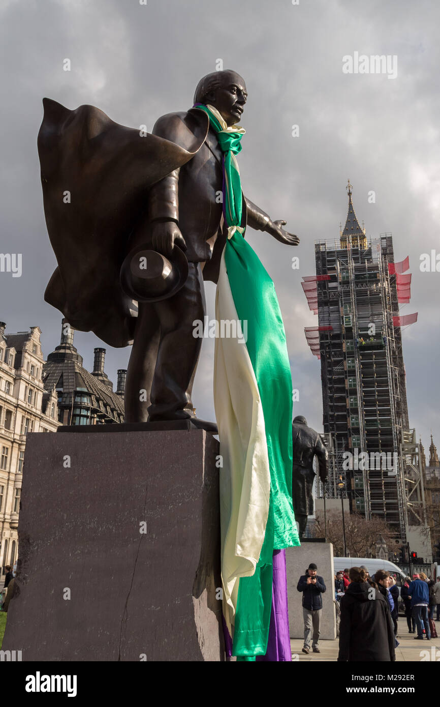Londra, Regno Unito. 6 febbraio, 2018. Un movimento delle Suffragette banner è legato attorno al collo con la statua del David Lloyd George in piazza del Parlamento. Si tratta di cento anni la rappresentanza delle persone agiscono è stato superato, la concessione di alcune donne sopra i 30 nel Regno Unito il diritto di voto per la prima volta ma David Lloyd George è stato il Cancelliere dello Scacchiere che, al momento, in contrapposizione alle donne di ottenere il diritto di voto. Credito: Guy Corbishley/Alamy Live News Foto Stock
