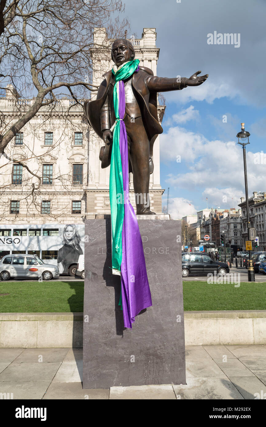 Londra, Regno Unito. 6 febbraio, 2018. Un movimento delle Suffragette banner è legato attorno al collo con la statua del David Lloyd George in piazza del Parlamento. Si tratta di cento anni la rappresentanza delle persone agiscono è stato superato, la concessione di alcune donne sopra i 30 nel Regno Unito il diritto di voto per la prima volta ma David Lloyd George è stato il Cancelliere dello Scacchiere che, al momento, in contrapposizione alle donne di ottenere il diritto di voto. Credito: Guy Corbishley/Alamy Live News Foto Stock