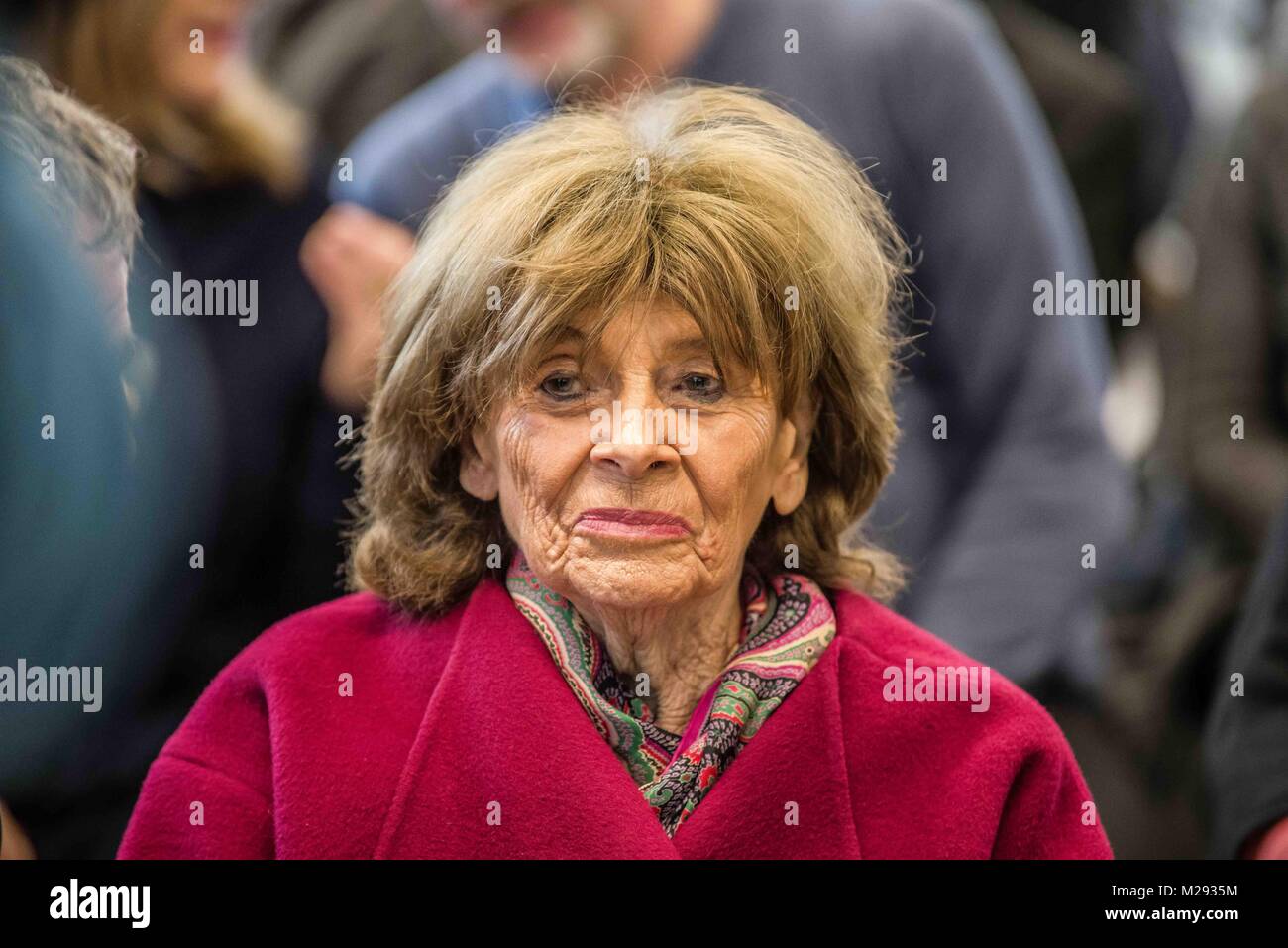 Monaco di Baviera, Germania. 6 febbraio, 2018. Charlotte Knoblauch. La città di Monaco di Baviera, Germania dedicato il plaza adiacente al socialismo nazionale Centro di documentazione (NS-Dokumentationszentrum) edificio superstite dell' Olocausto Max Mannheimer. Mannheimer era un autore, pittore, e prolifica speaker circa l'esperienza. Lui e suo fratello erano i soli membri della famiglia di sopravvivere. Mannheimer è nato il 6 febbraio 1920 in Moravia settentrionale e morì il 7 settembre 23, 2016. Credito: ZUMA Press, Inc./Alamy Live News Foto Stock