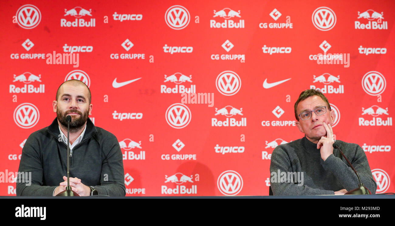 Leipzig, Germania. 06 feb 2018. Paul Mitchell (L), nuovo capo scout, e Ralf Rangnick, direttore sportivo della Bundesliga tedesca club di calcio RB Leipzig, sedersi sul pannello durante una conferenza stampa presso la Red Bull Academy di Leipzig, Germania, 06 febbraio 2018. Da ora in poi, il 36-anno-vecchio inglese ex giocatore di calcio è quello di essere leader della ricerca di talenti come 'testa di assunzione e di sviluppo". Egli ha firmato un contratto di due anni. Credito: Jan Woitas/dpa-Zentralbild/dpa/Alamy Live News Foto Stock