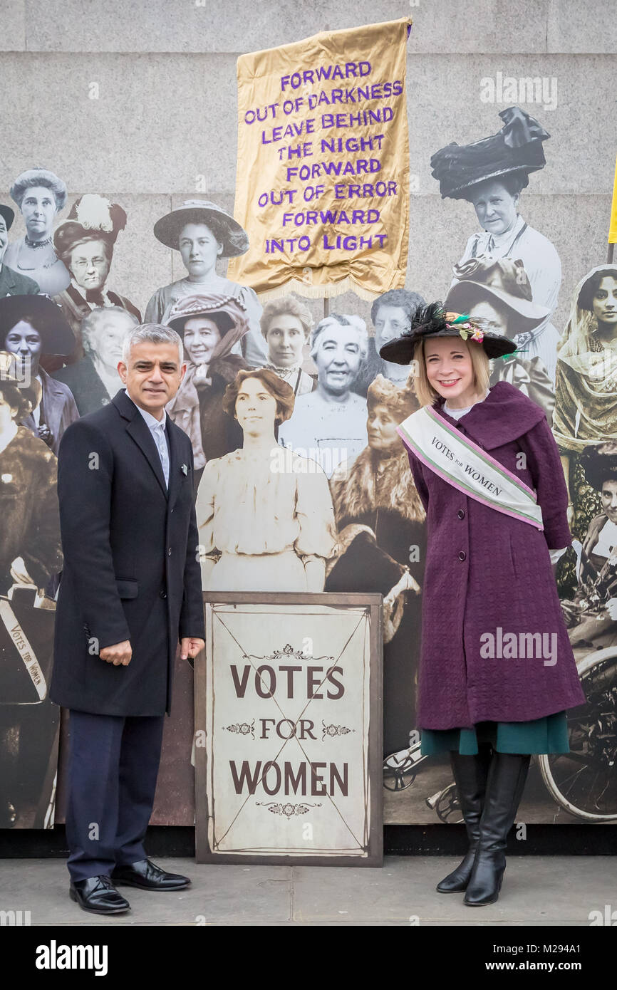 Londra, Regno Unito. 6 febbraio, 2018. Il sindaco di Londra che includono lo storico Lucy Worsley ospita un esposizione simbolico in Trafalgar Square marcatura 100 anni dal 1918 la rappresentanza popolare atto era passato - un punto di riferimento vittoria che ha dato il primo alle donne il diritto di voto. Credito: Guy Corbishley/Alamy Live News Foto Stock