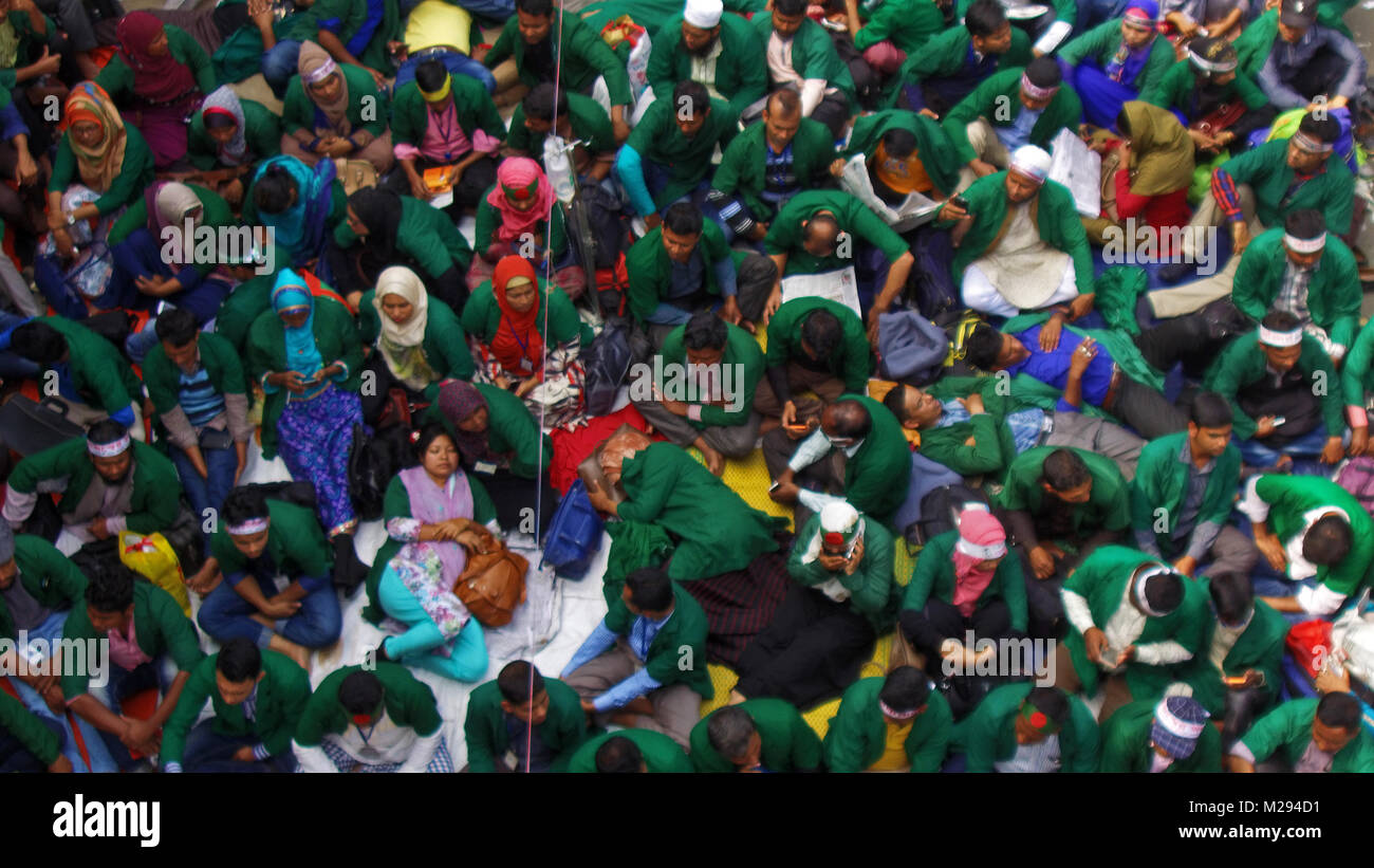 Dacca in Bangladesh. Il 6 febbraio, 2018. Comunità del Bangladesh Health Care Provider (CHCPs) detenuti in sciopero della fame chiedono la nazionalizzazione del loro lavoro nella parte anteriore del National Press Club Dacca in Bangladesh nel febbraio 06, 2018. Diverse migliaia di fornitori di servizi sanitari, che lavorano a livello di base, siamo stati messi di fronte National Press Club nella capitale. Una quarantina di loro cadde malato durante lo sciopero e cinque di essi sono stati ammessi a Dhaka Medical College Hospital. Credito: zakir hossain chowdhury zakir/Alamy Live News Foto Stock