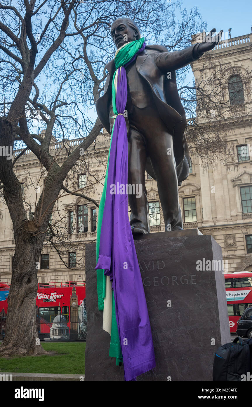 Londra, Regno Unito. 5 febbraio 2018. Lloyd Gearge ottiene una sciarpa Suffrragette come difensori pongono in piazza del Parlamento come centinaia di giusto voto gli attivisti prendere parte in una 24 ore di sciopero della fame organizzato da fare voti importa (MVM) in segno di protesta contro la nostra disfunzionale del sistema elettorale e a sollecitare la rappresentanza proporzionale. La manifestazione ha avuto luogo in occasione del centenario della nascita del 1918 la rappresentanza delle persone agiscono quando per la prima volta alcune donne e tutti gli uomini oltre 21 nel Regno Unito hanno ottenuto il diritto di voto. MVM sottolineare che anche se ora tutti possono votare per oltre due terzi di noi il nostro voto non ha alcun effetto su th Foto Stock