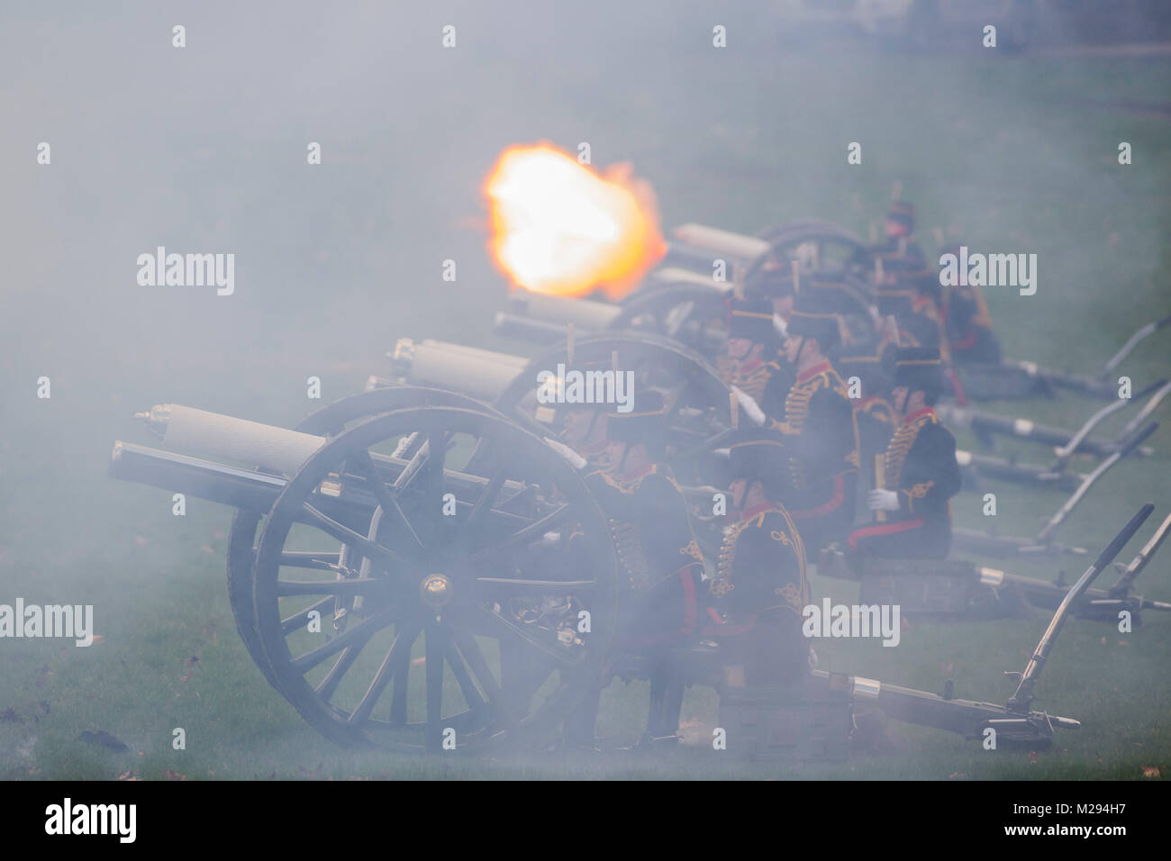 Londra, Regno Unito. Il 6 febbraio, 2018. La cottura la salute. In occasione del centenario delle donne a ottenere il voto, Kings truppa è condotto da funzionari di sesso femminile e ha un alta percentuale di donne troopers - Il Re della truppa Royal cavallo artiglieria, cavalcare i loro cavalli e carrozze pistola passato Buckingham Palace per Green Park a stadio di una pistola 41 Royal salutare per contrassegnare il sessantesimo anniversario dell'adesione di Sua Maestà la Regina. Credito: Guy Bell/Alamy Live News Foto Stock