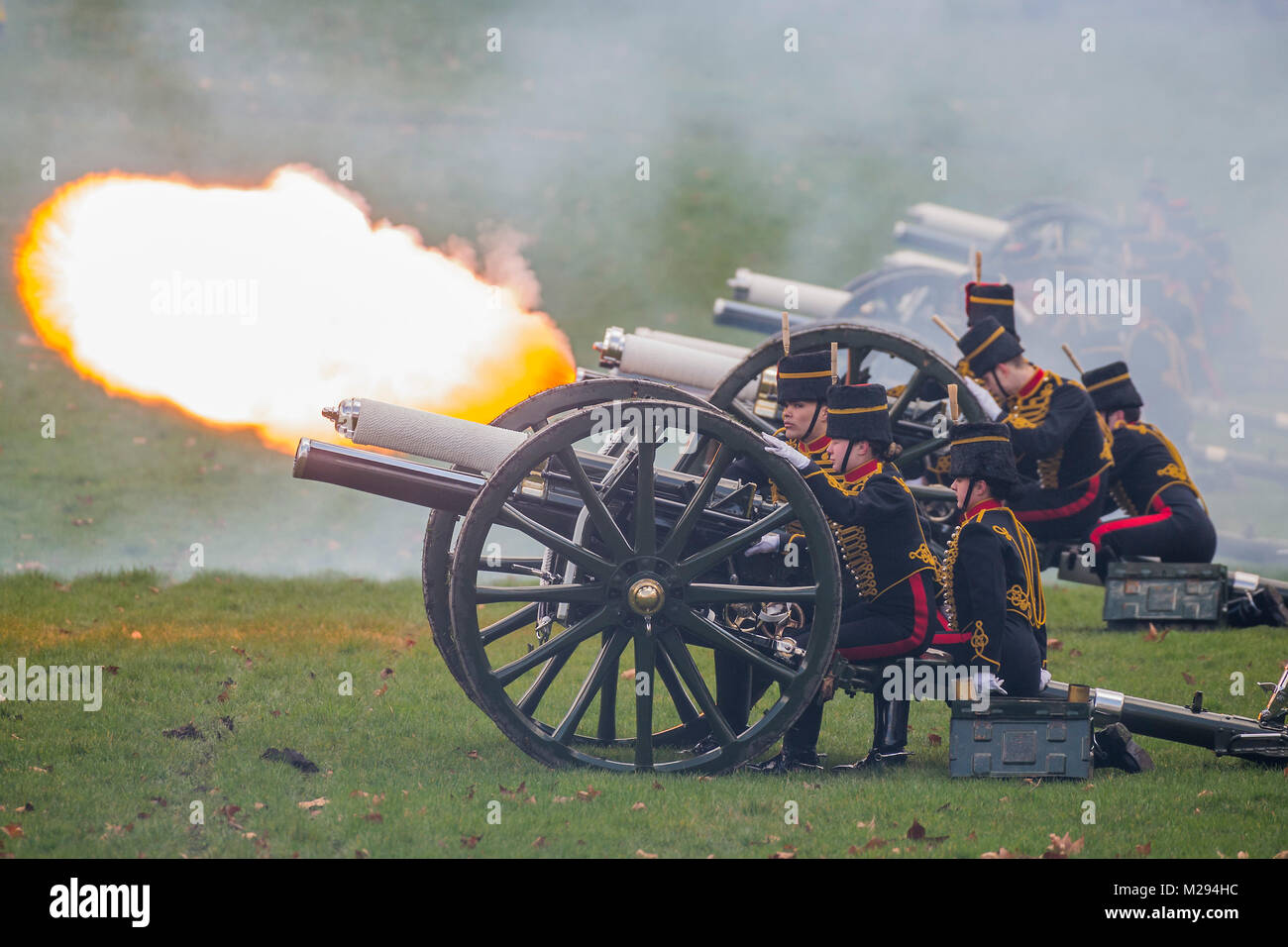 Londra, Regno Unito. Il 6 febbraio, 2018. La cottura la salute. In occasione del centenario delle donne a ottenere il voto, Kings truppa è condotto da funzionari di sesso femminile e ha un alta percentuale di donne troopers - Il Re della truppa Royal cavallo artiglieria, cavalcare i loro cavalli e carrozze pistola passato Buckingham Palace per Green Park a stadio di una pistola 41 Royal salutare per contrassegnare il sessantesimo anniversario dell'adesione di Sua Maestà la Regina. Credito: Guy Bell/Alamy Live News Foto Stock