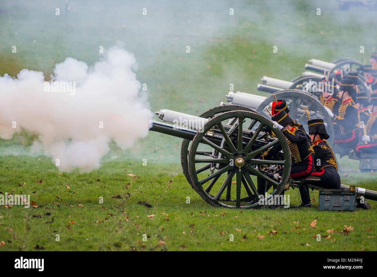 Londra, Regno Unito. Il 6 febbraio, 2018. La cottura la salute. In occasione del centenario delle donne a ottenere il voto, Kings truppa è condotto da funzionari di sesso femminile e ha un alta percentuale di donne troopers - Il Re della truppa Royal cavallo artiglieria, cavalcare i loro cavalli e carrozze pistola passato Buckingham Palace per Green Park a stadio di una pistola 41 Royal salutare per contrassegnare il sessantesimo anniversario dell'adesione di Sua Maestà la Regina. Credito: Guy Bell/Alamy Live News Foto Stock