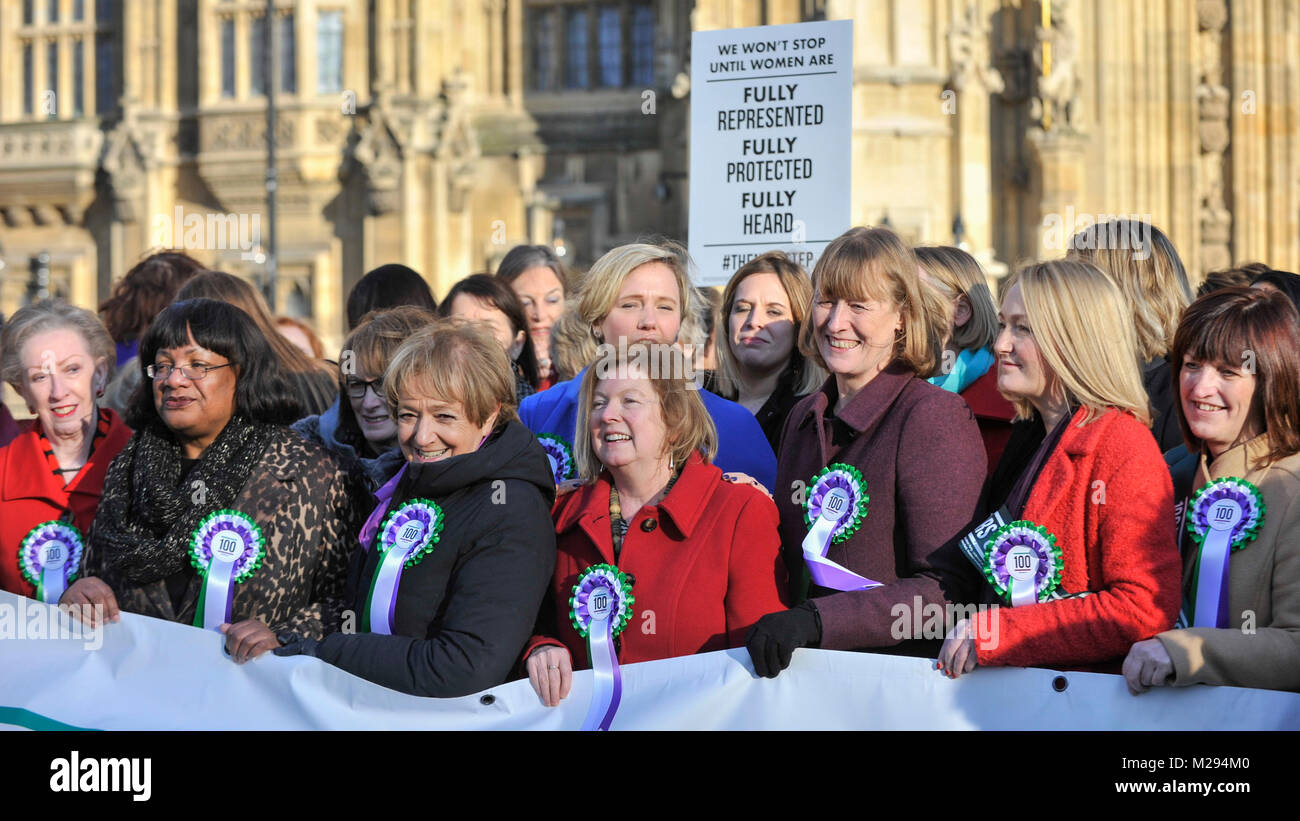 Londra, Regno Unito. 6 febbraio 2018. (L) Margaret Beckett e Diane Abbott unire elementi femmina del cabinet di ombra e politici del lavoro al di fuori della sede del Parlamento, indossando uno stile di lavoro suffragette rosette, tenendo cartelloni accanto a un "100 anni di donne votanti" banner per aiutare a lanciare la campagna laburista per celebrare i cento anni di il suffragio femminile. Credito: Stephen Chung / Alamy Live News Foto Stock