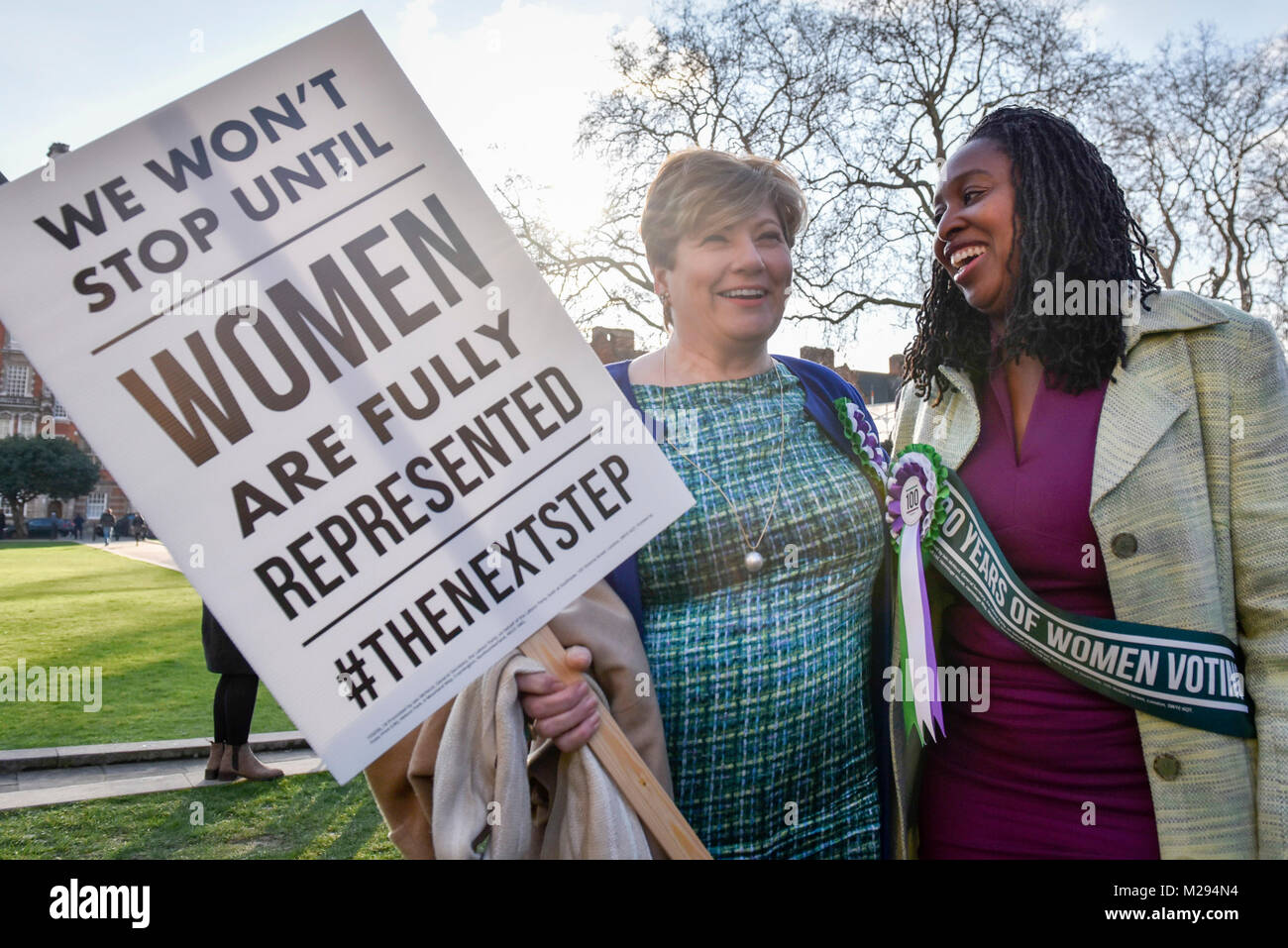 Londra, Regno Unito. 6 febbraio 2018. (L a R) Emily Thornberry e Dawn Butler unire elementi femmina del cabinet di ombra e politici del lavoro al di fuori della sede del Parlamento, indossando uno stile di lavoro suffragette rosette, tenendo cartelloni accanto a un "100 anni di donne votanti" banner per aiutare a lanciare la campagna laburista per celebrare i cento anni di il suffragio femminile. Credito: Stephen Chung / Alamy Live News Foto Stock