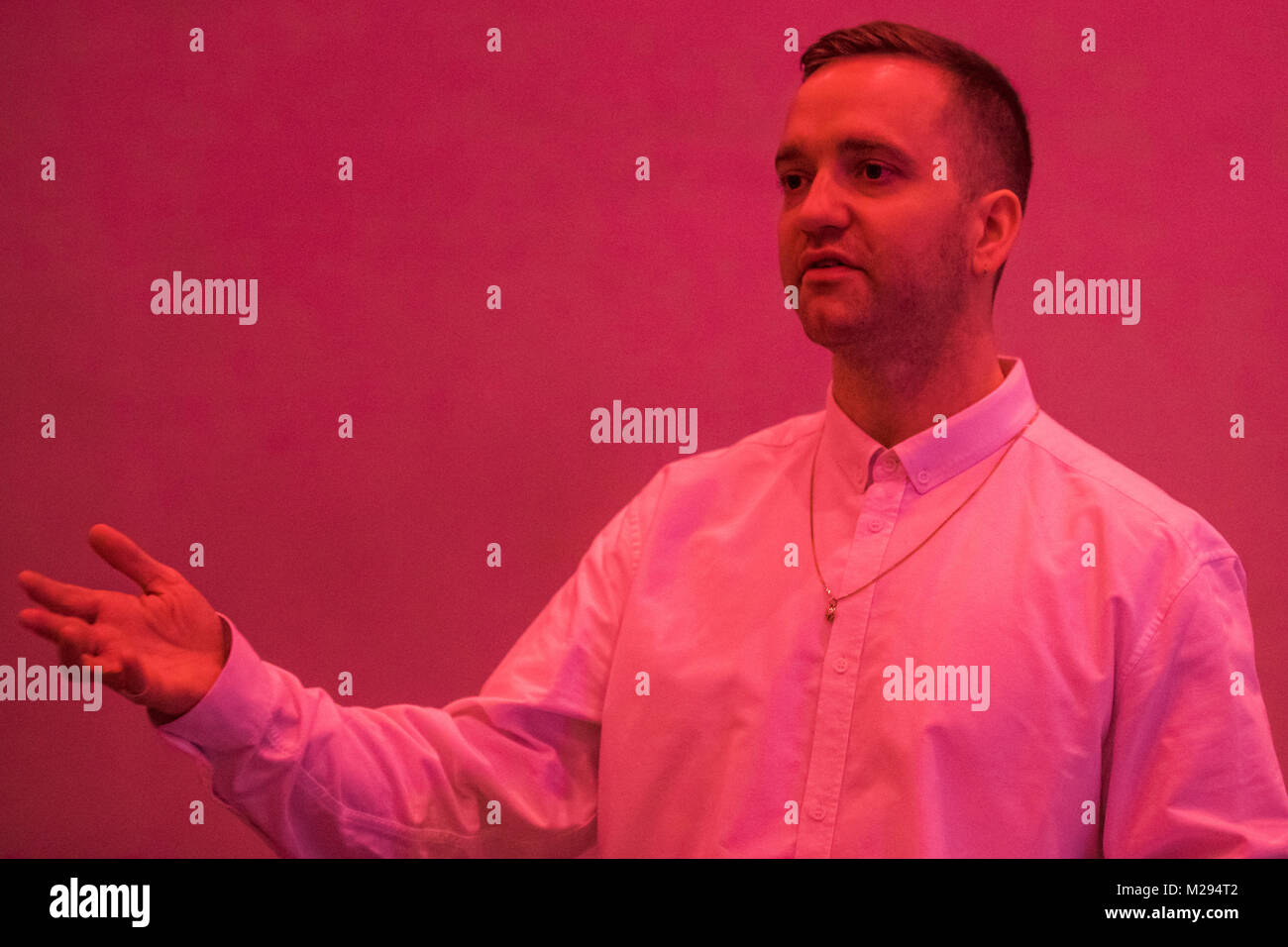 Londra, Regno Unito. 6 febbraio, 2018. Eddie Peake (foto) "passo concreto", una nuova mostra nella galleria del Sud, White Cube Bermondsey. Credito: Guy Bell/Alamy Live News Foto Stock