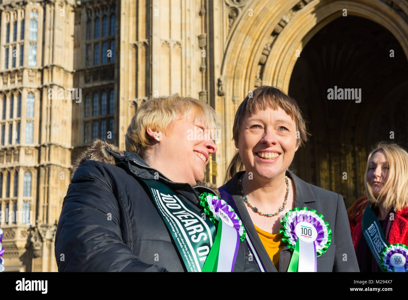 Westminster, Londra, Regno Unito. 6 febbraio 2018. Maria e Angela Eagle. La manodopera femminile di MPs e coetanei, compresi, Dame Margaret Beckett, Diane Abbott, Dame Margaret Hodge ha, Alba Butler, Angela Eagle e molti altri celebrano il centenario della il suffragio femminile e cento anni di voto delle donne nella parte anteriore del case del Parlamento. Credito: Imageplotter News e sport/Alamy Live News Foto Stock