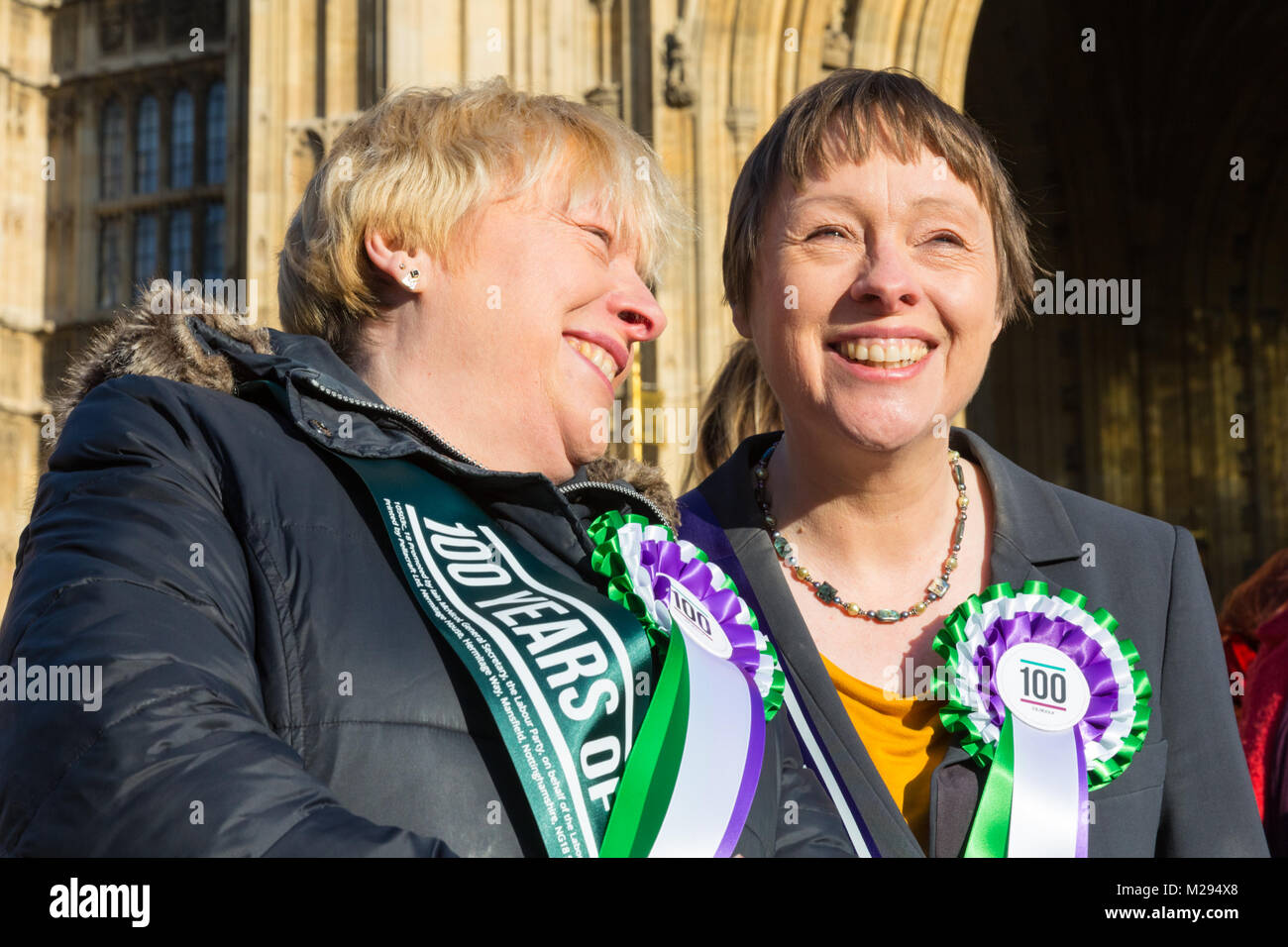 Westminster, Londra, Regno Unito. 6 febbraio 2018. Maria e Angela Eagle. La manodopera femminile di MPs e coetanei, compresi, Dame Margaret Beckett, Diane Abbott, Dame Margaret Hodge ha, Alba Butler, Angela Eagle e molti altri celebrano il centenario della il suffragio femminile e cento anni di voto delle donne nella parte anteriore del case del Parlamento. Credito: Imageplotter News e sport/Alamy Live News Foto Stock