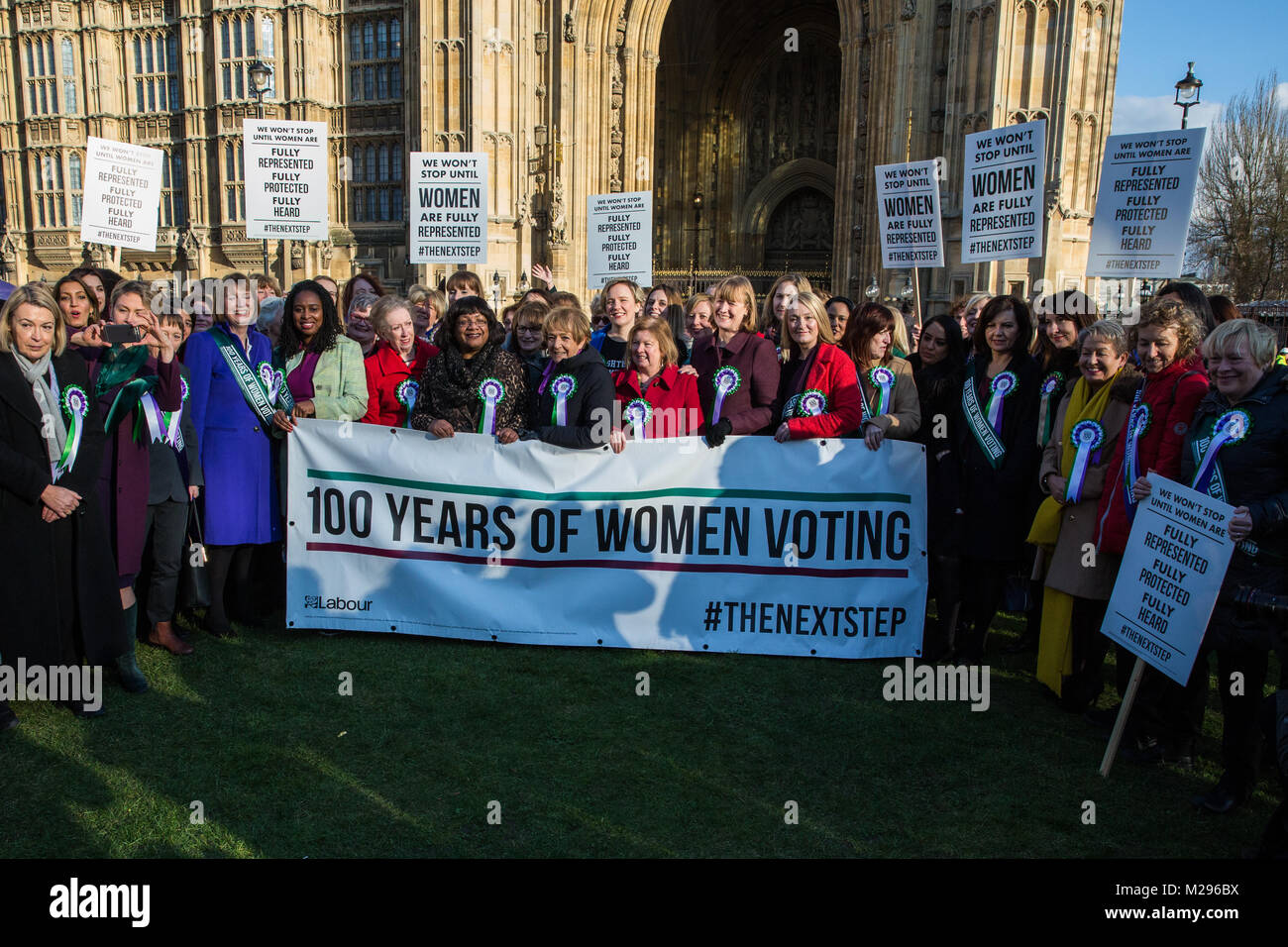 Londra, Regno Unito. 6 febbraio, 2018. Il lavoro femminile MPs celebrano il centenario della il suffragio femminile al di fuori del Palazzo di Westminster. La rappresentanza delle persone atto è stata approvata il 6 febbraio 1918 e ha dato alle donne di età superiore ai trenta e "di proprietà" del diritto di voto. Credito: Mark Kerrison/Alamy Live News Foto Stock