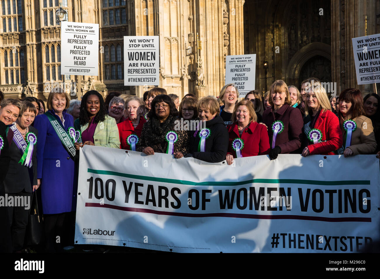 Londra, Regno Unito. 6 febbraio, 2018. Il lavoro femminile MPs celebrano il centenario della il suffragio femminile al di fuori del Palazzo di Westminster. La rappresentanza delle persone atto è stata approvata il 6 febbraio 1918 e ha dato alle donne di età superiore ai trenta e "di proprietà" del diritto di voto. Credito: Mark Kerrison/Alamy Live News Foto Stock