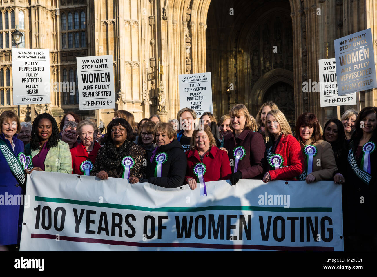 Londra, Regno Unito. 6 febbraio, 2018. Il lavoro femminile MPs celebrano il centenario della il suffragio femminile al di fuori del Palazzo di Westminster. La rappresentanza delle persone atto è stata approvata il 6 febbraio 1918 e ha dato alle donne di età superiore ai trenta e "di proprietà" del diritto di voto. Credito: Mark Kerrison/Alamy Live News Foto Stock