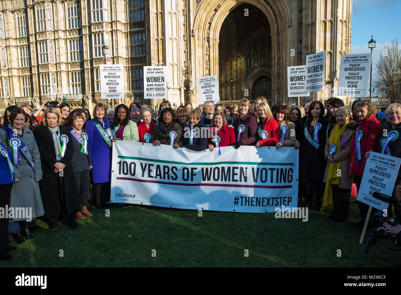 Londra, Regno Unito. 6 febbraio, 2018. Il lavoro femminile MPs celebrano il centenario della il suffragio femminile al di fuori del Palazzo di Westminster. La rappresentanza delle persone atto è stata approvata il 6 febbraio 1918 e ha dato alle donne di età superiore ai trenta e "di proprietà" del diritto di voto. Credito: Mark Kerrison/Alamy Live News Foto Stock