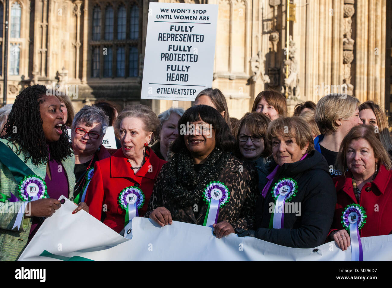 Londra, Regno Unito. 6 febbraio, 2018. Il lavoro femminile MPs inclusi Alba Butler MP, Margaret Beckett MP, Diane Abbott MP e Stella Creasy MP celebrano il centenario della il suffragio femminile al di fuori del Palazzo di Westminster. La rappresentanza delle persone atto è stata approvata il 6 febbraio 1918 e ha dato alle donne di età superiore ai trenta e "di proprietà" del diritto di voto. Credito: Mark Kerrison/Alamy Live News Foto Stock