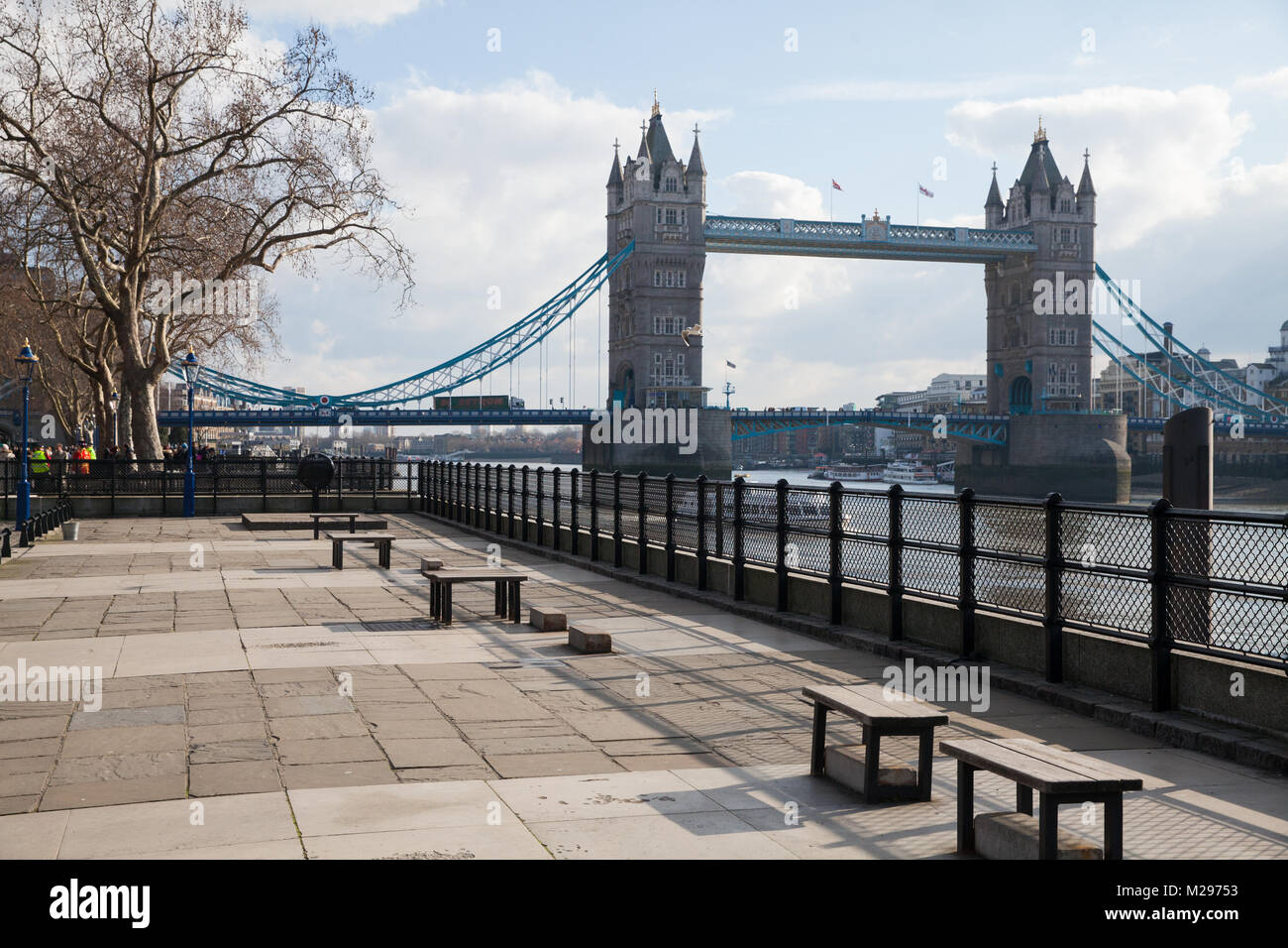 Londra, Regno Unito. 6 febbraio, 2018. Una vista di Tower Bridge da Riverside Walk al di fuori della Torre di Londra. Credito: Mark Kerrison/Alamy Live News Foto Stock