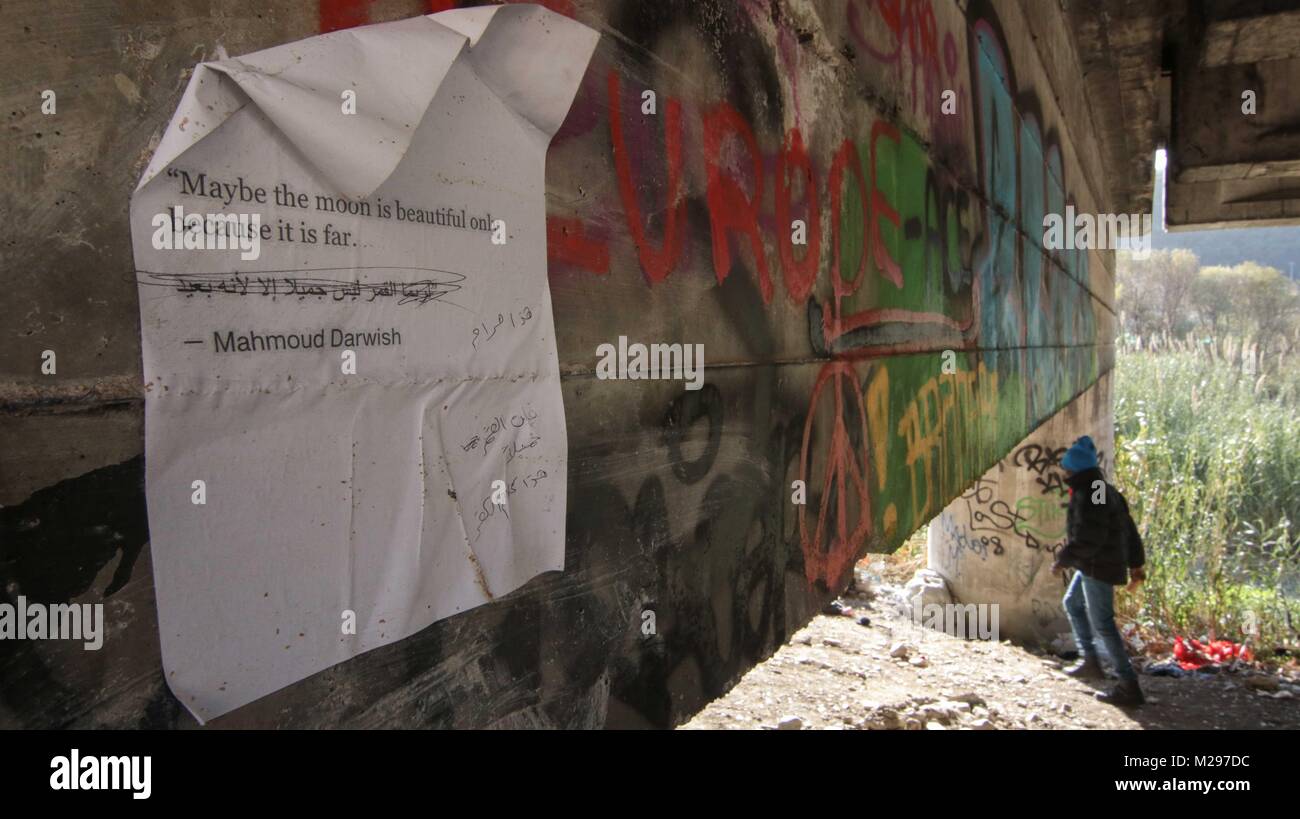 Venitmiglia, Imperia, Italia. Xiv Dic, 2017. Linee di un poema del famoso poeta palestinese Mahmoud Darwish è intonacato sulle pareti di un sottopassaggio che offre rifugio a ben oltre un centinaio di migranti e rifugiati in Ventimiglia, Italia. Rifugiati e migranti soggiorno qui in tra i tentativi di attraversare in Francia, che è a pochi chilometri di distanza.L'Italia è un paese colpito duramente dalla comunità di rifugiati/crisi migranti. A differenza della Grecia dove la maggior parte dei migranti sono da lacerata dalla guerra in medio oriente, la maggior parte degli immigrati in Italia sono da nazioni africane voce in Europa per motivi economici. (Credito Foto Stock