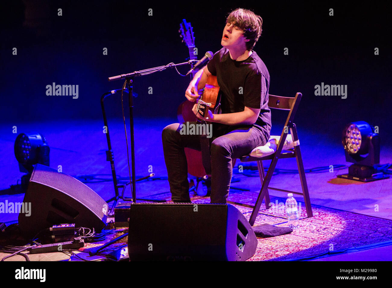 Milano Italia. Il 6 febbraio 2018. Il cantante inglese-cantautore Jake Edwin Charles Kennedy noto sul palco come JAKE BUGG eseguire live in scena al Teatro Dal Verme durante il 'Solo tour acustico' Credit: Rodolfo Sassano/Alamy Live News Foto Stock